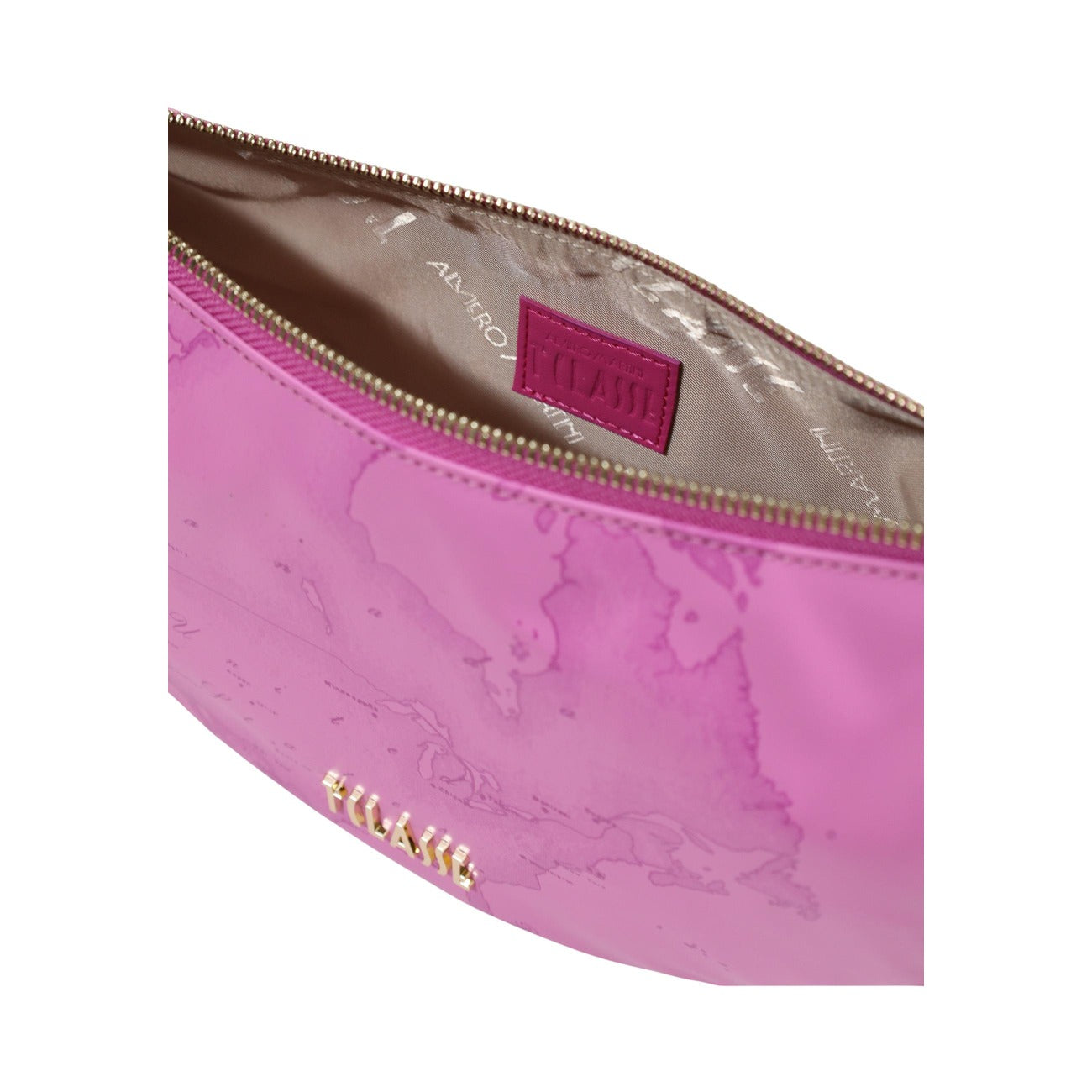 Borsa Alviero Martini Fucsia; Stampa Geo bicolore fucsia. Tracolla regolabile logata, chiusura con cerniera. Dimensioni compatte 17x6x6 cm. Accessorio versatile 4 stagioni dal carattere sofisticato e glamour.