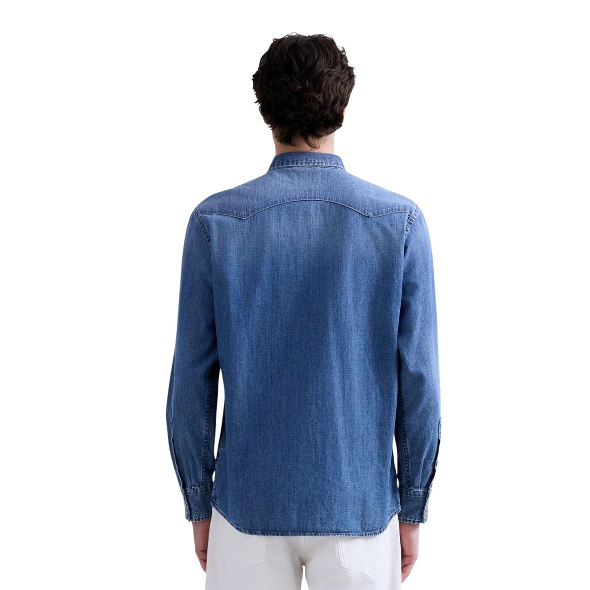 Camicia Replay M4023T; 100% cotone, Regular Fit, maniche lunghe. Bottoni a pressione, tasche con patta, cuciture a vista. Stile casual-urbano di alta qualità, ideale per il layering. Vista posteriore