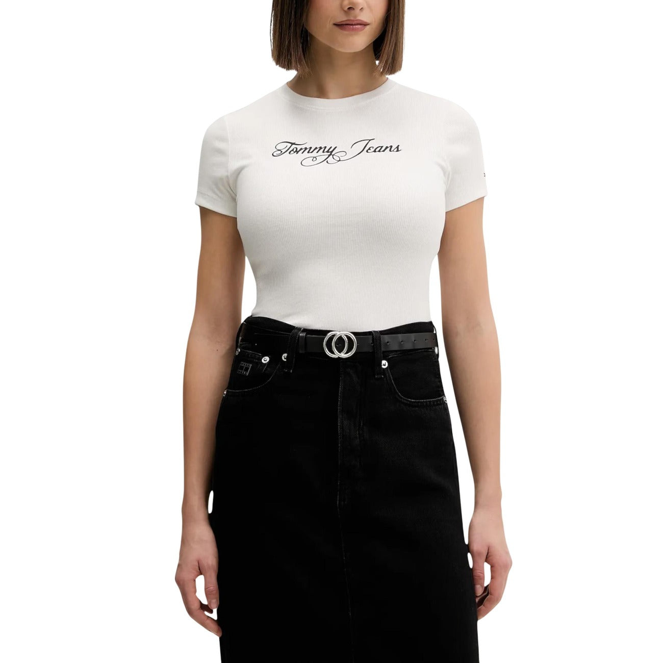 T-shirt Tommy Jeans DW0DW21838; 95% Cotone Rigenerato. Vestibilità slim, logo ricamato, jersey stretch. Maglia donna ecosostenibile, flessibile e di tendenza Colore bianco vista frontale