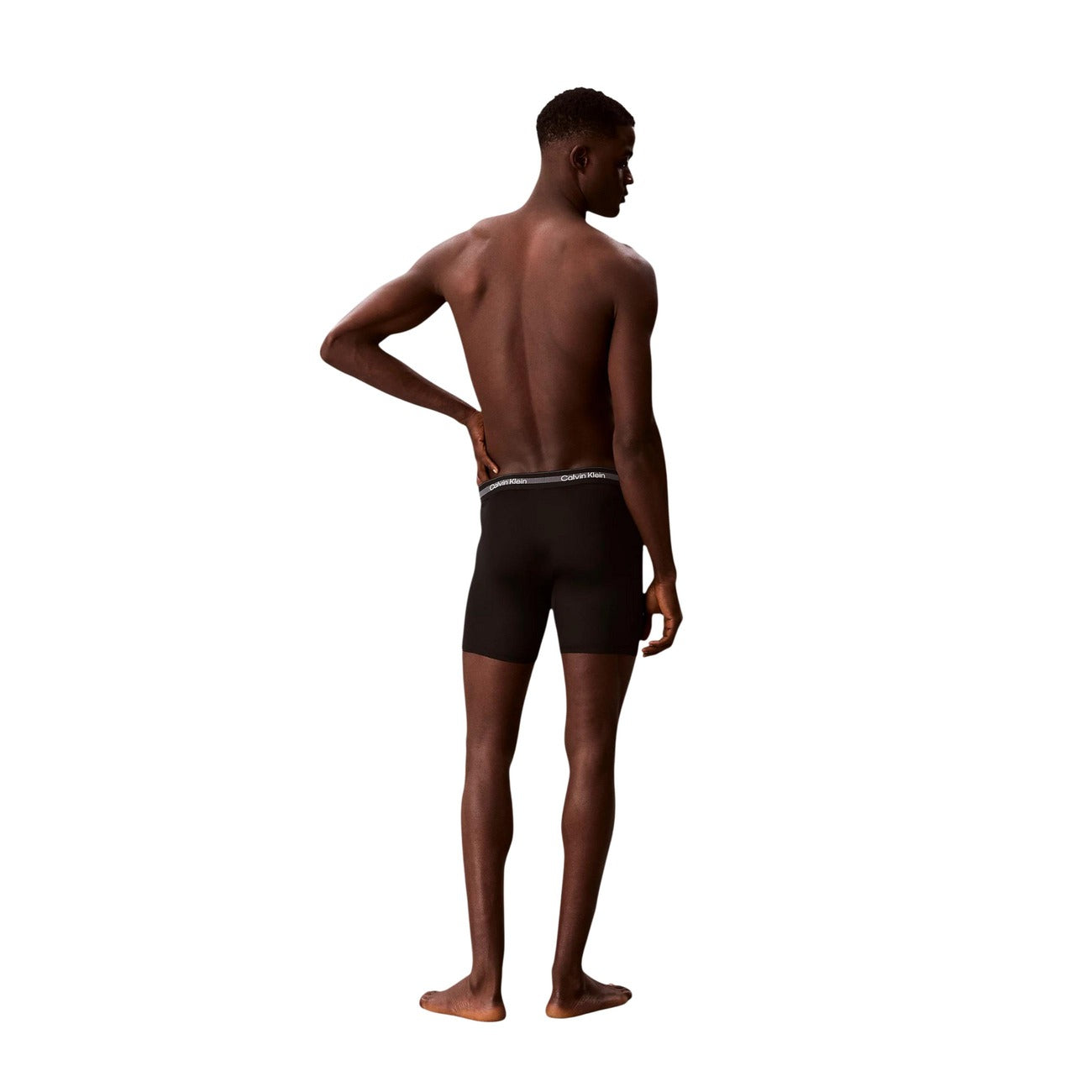 Boxer Lunghi Uomo Neri Calvin Klein 3-Pack; Confezione tripla di boxer brief long in poliestere riciclato e lycra. Vita regolare con fascia elastica logata, stile activewear e casual-luxury 4 stagioni. Inter posteriore