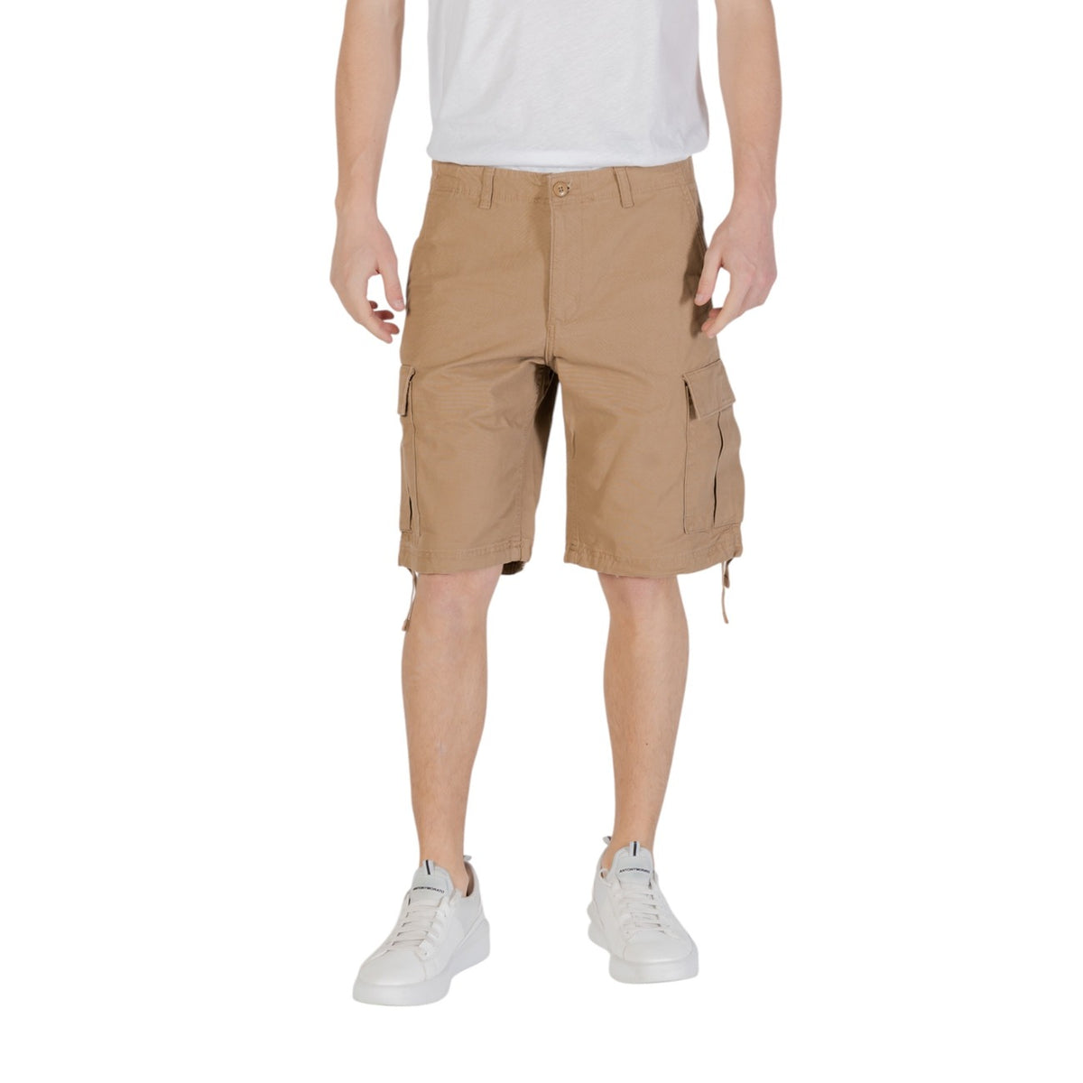 Bermuda cargo Jack & Jones Barkley in 100% cotone marrone (brown); design multitasche con tasconi laterali sulla gamba, tasche posteriori e cintura in tessuto coordinata inclusa. Vista frontale