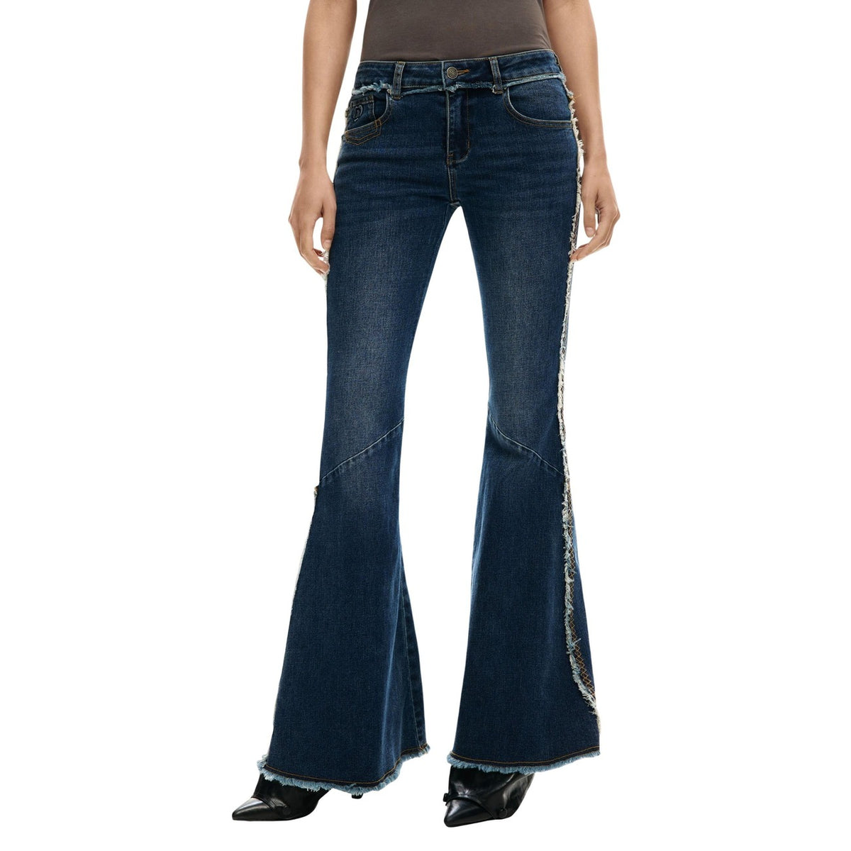 modello che unisce lo stile mom e regular per valorizzare ogni silhouette. Realizzati con una composizione di 67% cotone, 31% poliestere e 2% elastam/lycra, questi jeans offrono comfort, elasticità e una vestibilità perfetta.