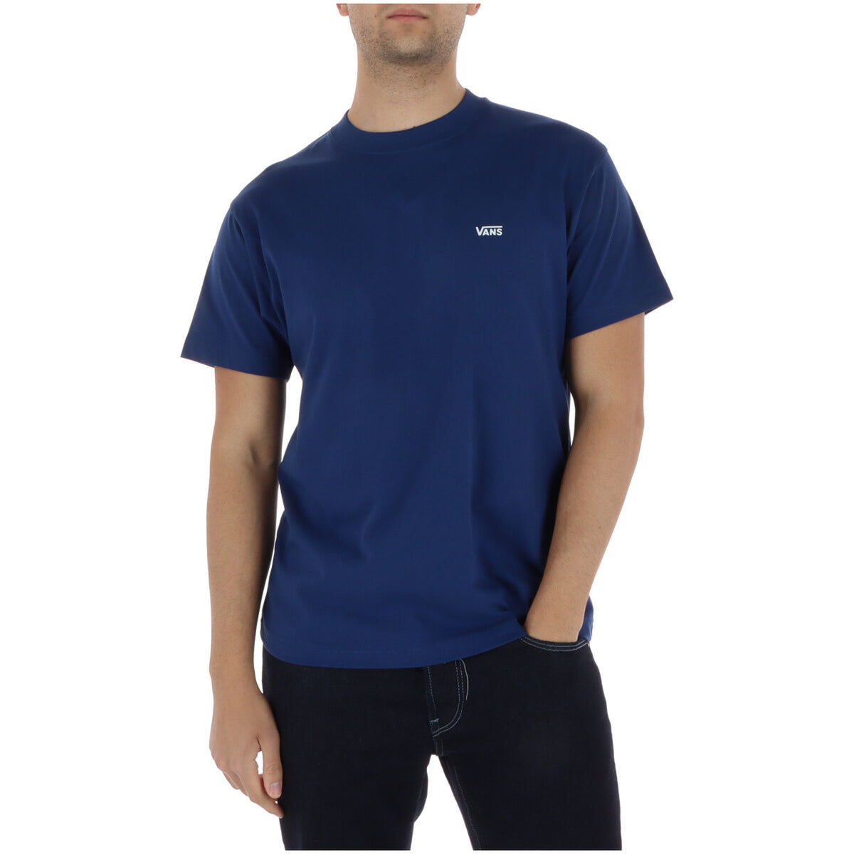 Vans T-shirt blu con logo sul cuore; 100% cotone, regular fit, tessuto elasticizzato. La t-shirt basic iconica per lo stile quotidiano. Vista frontale