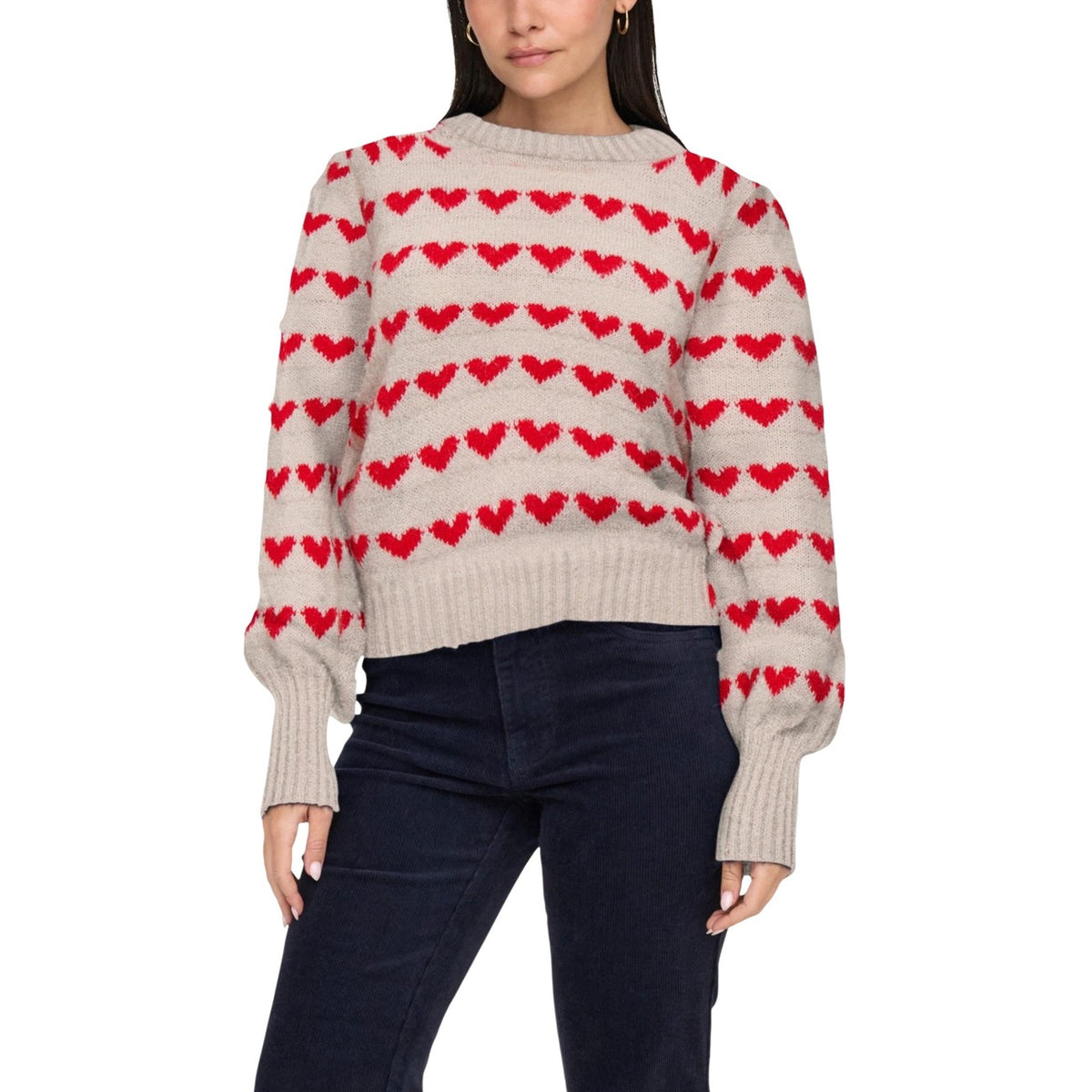 Maglia Jacqueline De Yong donna beige con stampa cuori rossi manica lunga scollo tondo 100% poliestere - vista frontale indossata da modello