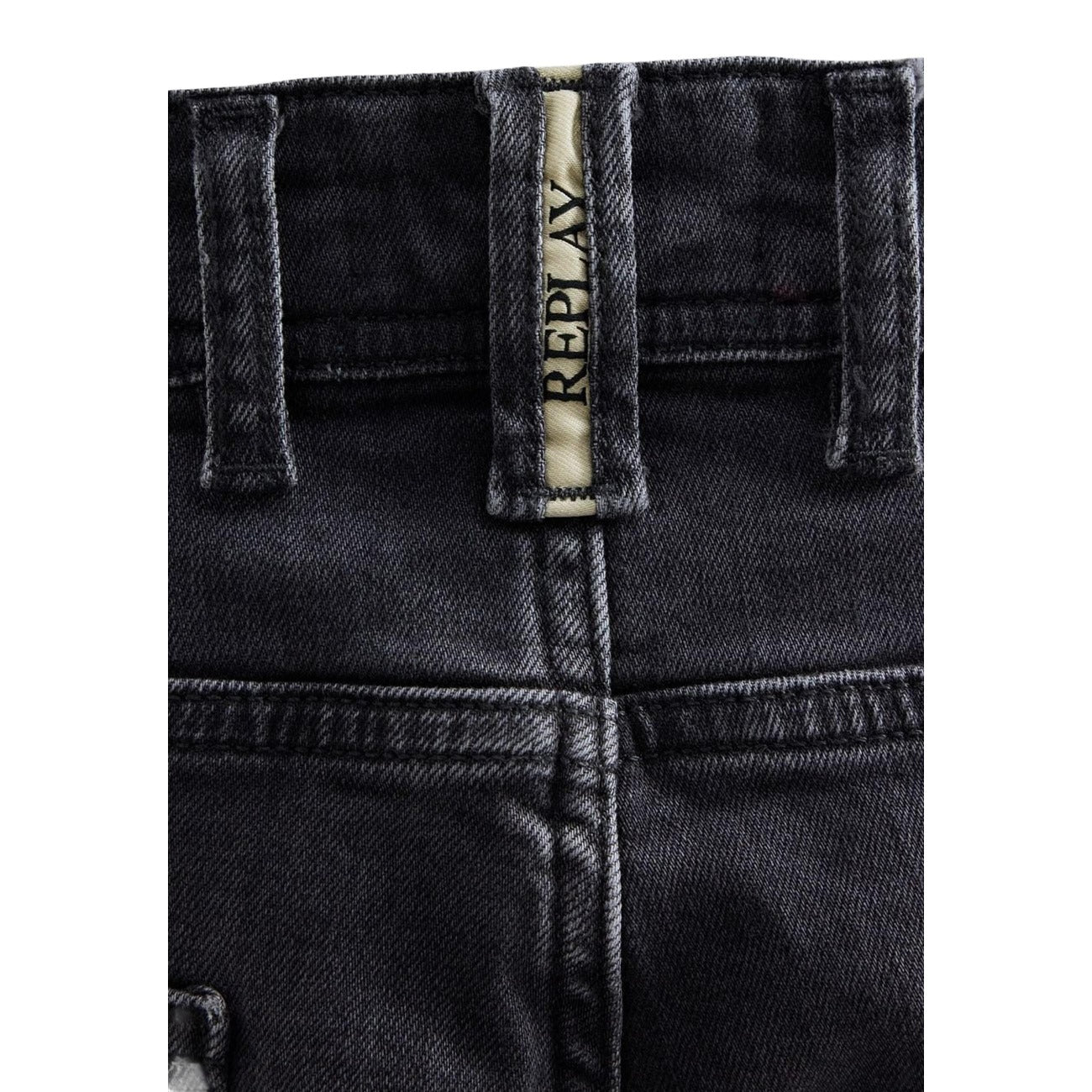 Bermuda Replay Tapered; 99% cotone 1% elastam, 5 tasche, vita media. Gamba affusolata con risvolto, chiusura zip e bottone, vestibilità morbida e stretch.