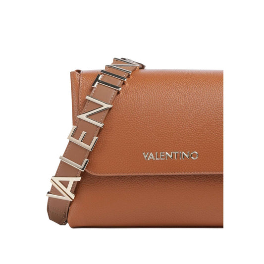 Borsa cuoio Valentino Alexia VBS5A803, chiusura a patta con logo e tracolla speciale con lettere iconiche; borsa media versatile con interno organizzato e finiture premium. Vista frontale Dettaglio logo
