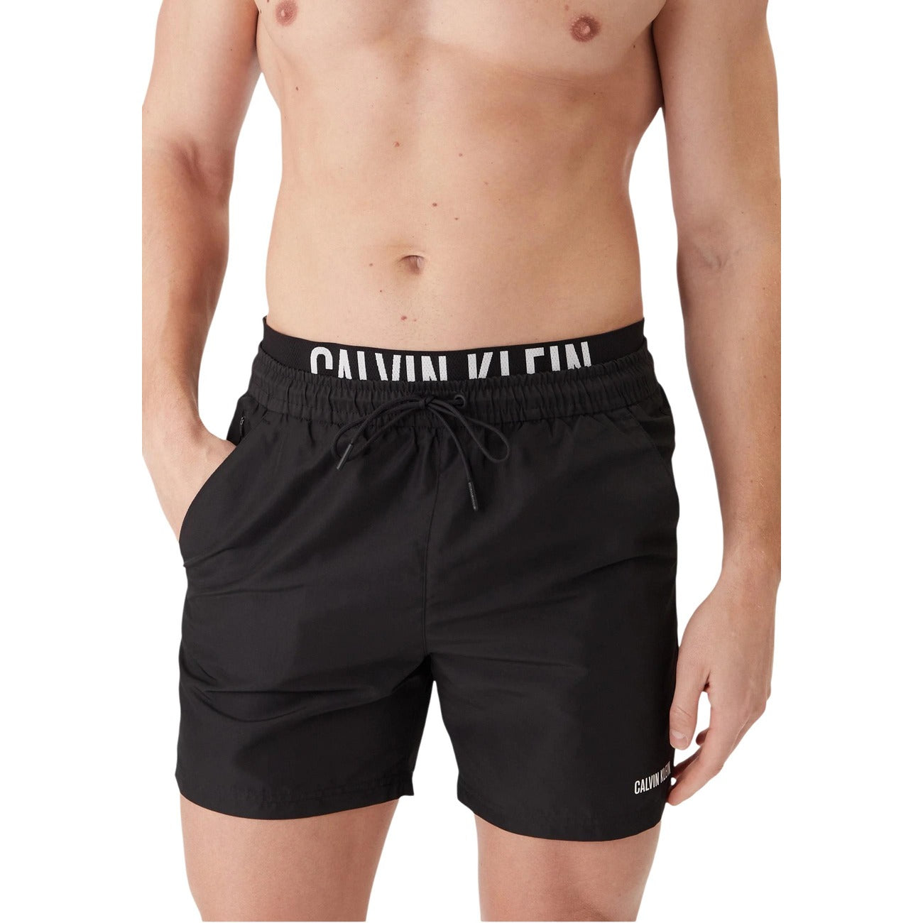 Calvin Klein Medium Double Swim Shorts; 100% poliestere, funzione water-resistant, tasche laterali e posteriori. Il costume iconico con doppia banda logata. Colore nero