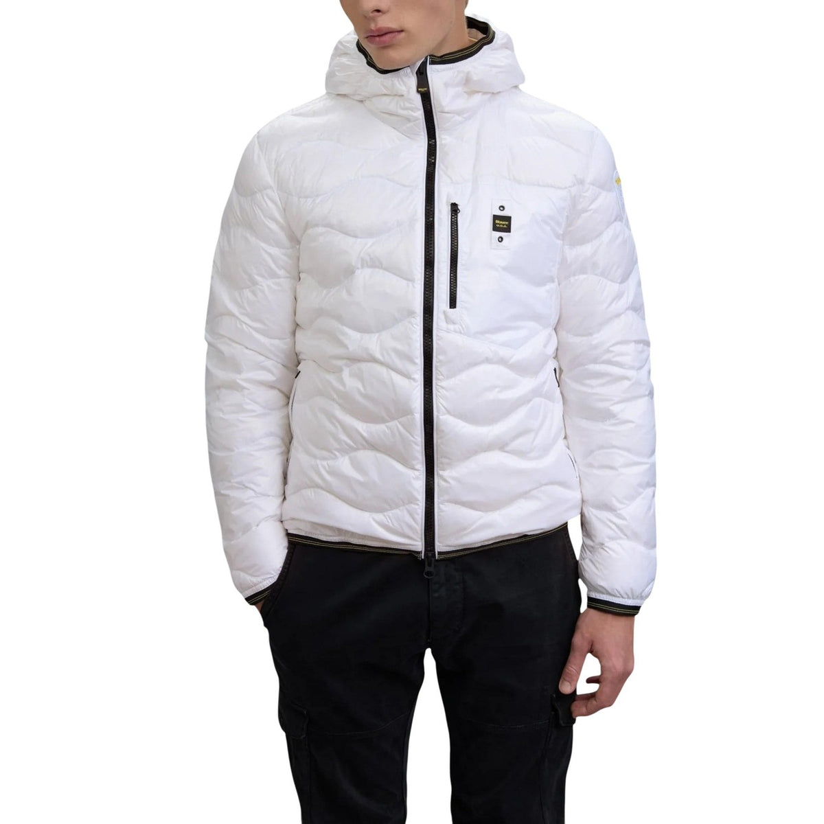 Giubbotto Blauer Piumino ad onde WAVE uomo bianco con cerniera cappuccio tasche maniche lunghe - vista frontale indossato da modello
