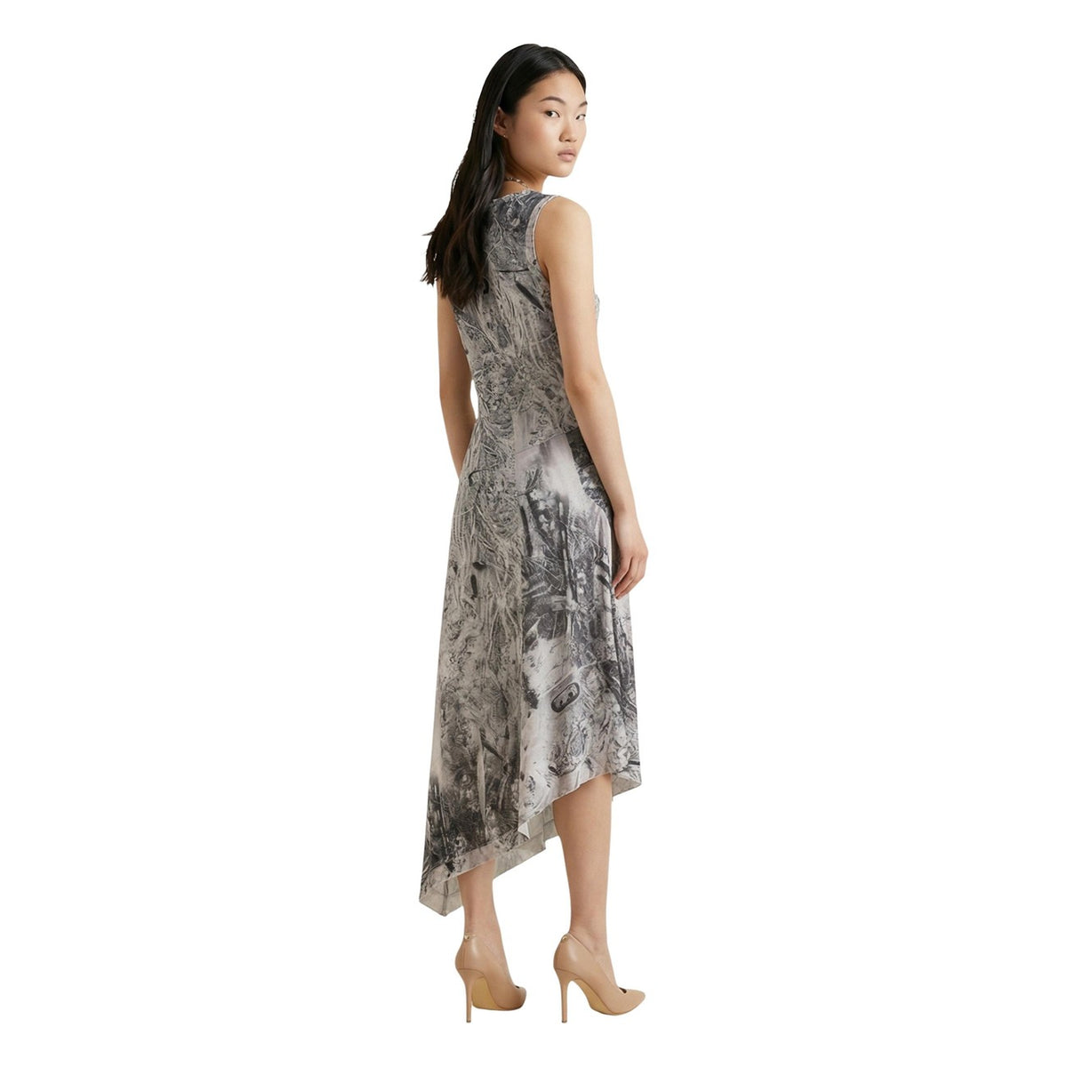 vestito grigio lungo da donna Desigual. Realizzato in un morbido tessuto elasticizzato composto al 96% da poliestere e al 4% da elastam/lycra. senza maniche e lo scollo rotondo, gonna asimmetrica. Vista posteriore figura intera