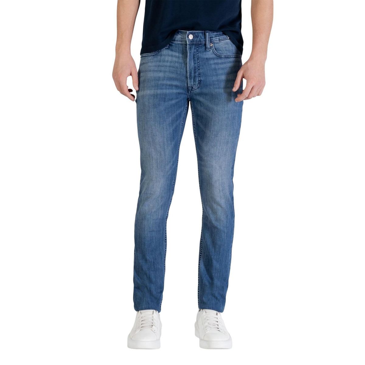 Jeans Skinny Calvin Klein; Blu. 70% Cotone, 29% Poliestere, 1% Elastan. Vestibilità super aderente, 5 tasche, chiusura con zip. Stile iconico e contemporaneo, 4 stagioni.