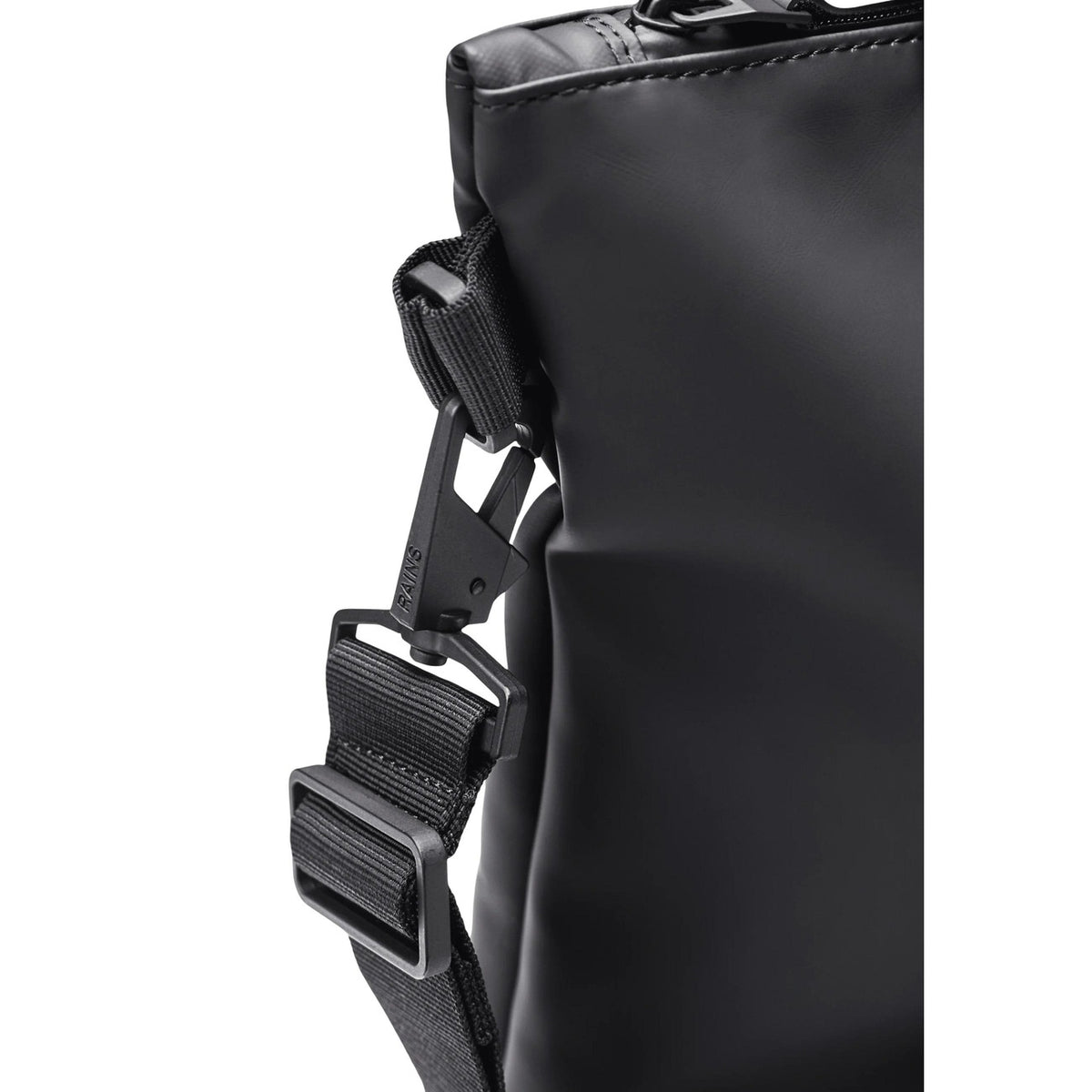 Borsa Rains Tote Bag Mini nera lucida impermeabile 14160. Borsa da donna per shopping, lavoro e pendolari in tessuto PU idrorepellente nero lucido con cerniera, manici lunghi a spalla e tracolla rimovibile, capacità 18,5 litri.