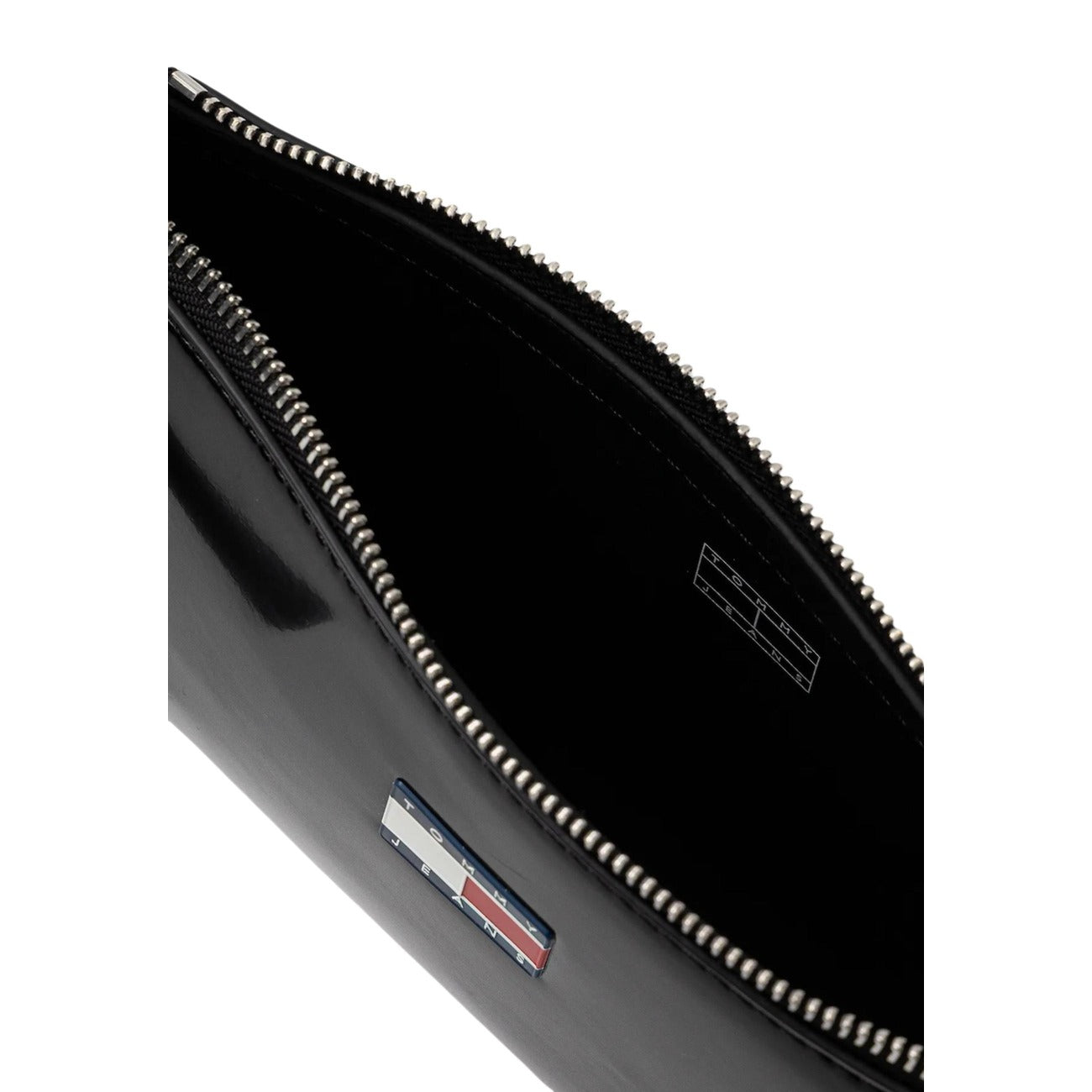 Borsa Tommy Jeans Lucida; tracolla regolabile, chiusura a zip e branding iconico. Design sottile e moderno con capienza 1,1 litri, ideale per gli essenziali serali. Vista apertura