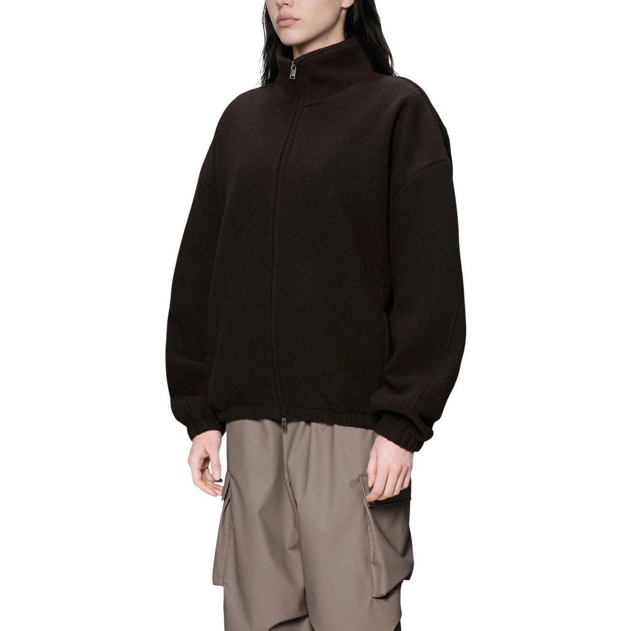 Giacca pile Rains Fleece Jacket donna color Bark 19030. Capospalla in pile pesante antivento marrone con cerniera zip a 2 vie, collo alto e linee di taglio sagomate, abbigliamento donna autunno inverno.