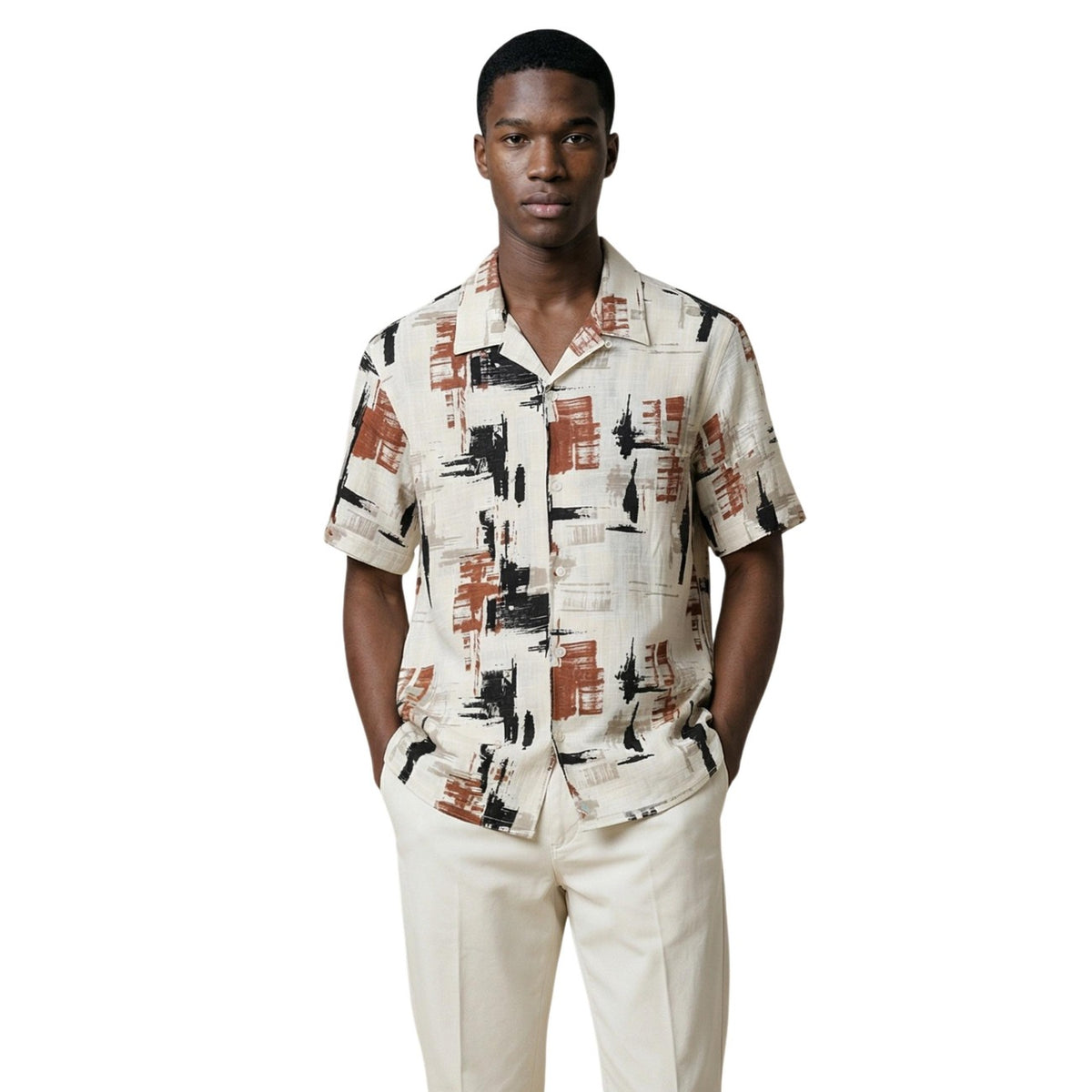 Camicia Morato Honolulu; 80% viscosa, 20% lino. Relaxed Straight Fit, stampa astratta, colletto cubano. Placchetta metallica logata, maniche corte, alta traspirabilità. Look estivo sofisticato e fluido. Vista frontale