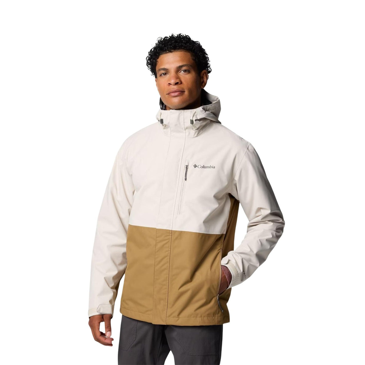 Giacca impermeabile Omni-Tech™; cuciture termosaldate, fodera in mesh traspirante, tasche con zip, cappuccio e polsini regolabili. Protezione totale per l'escursionismo. Colore marrone