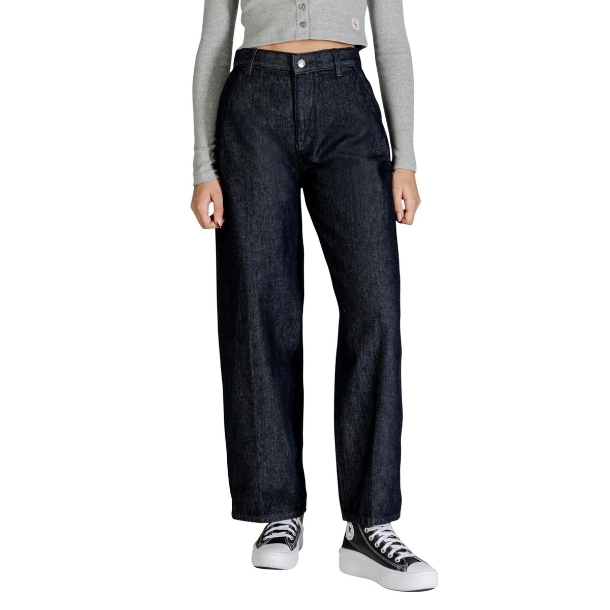 Jeans Calvin Klein Trouser Barrel; Denim 80% Cotone e 20% Riciclato. Vita alta, gamba ampia curva, stile contemporaneo. Resistenti e confortevoli, ideali per outfit casual-chic. Vista frontale