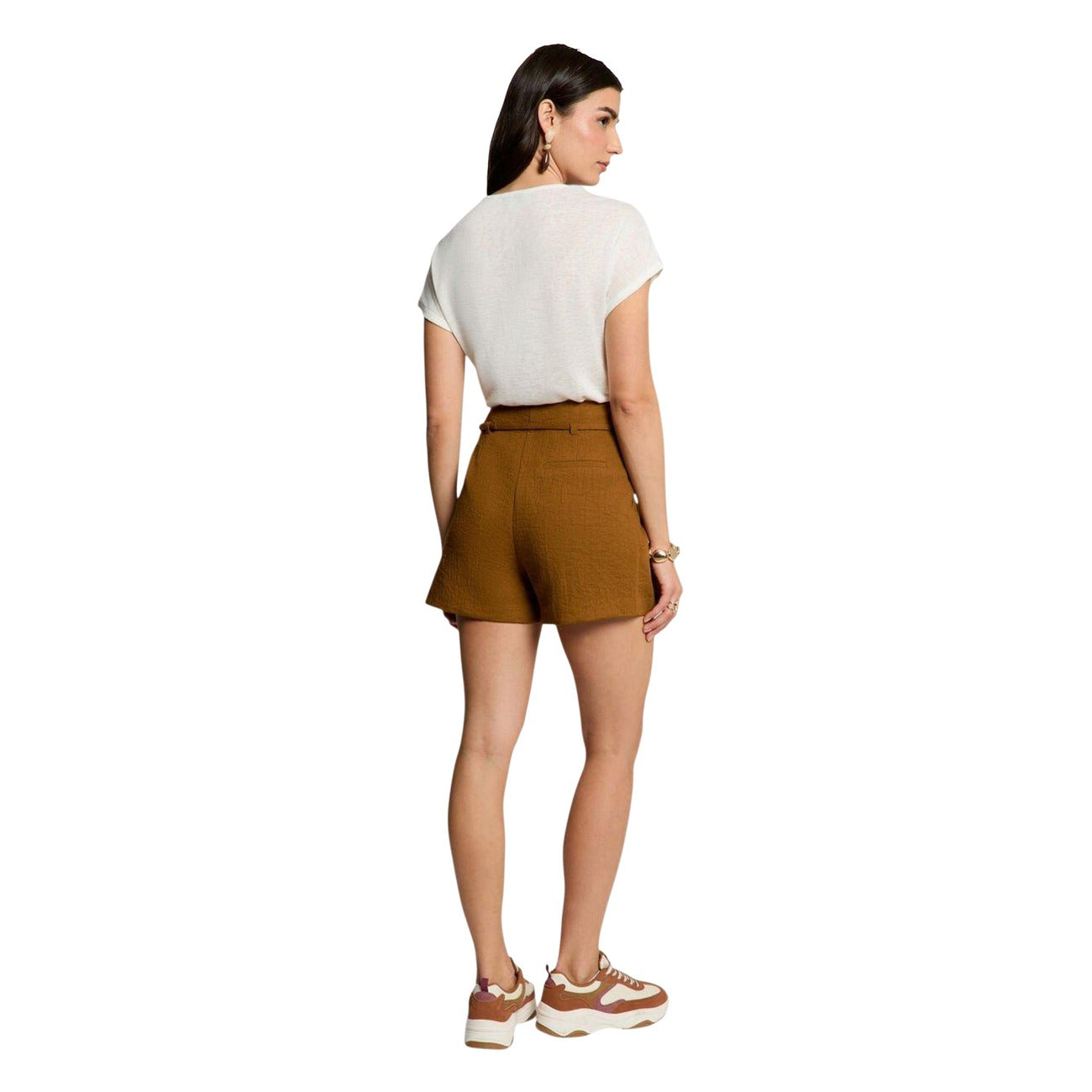 T-shirt Morgan De Toi Dsamir; Bianco Mélange. 53% Poliestere Riciclato, 47% Viscosa Sostenibile. Scollo a V, vestibilità morbida, dettaglio logo in metallo. Tessuto fluido e antipiega. Vista posteriore