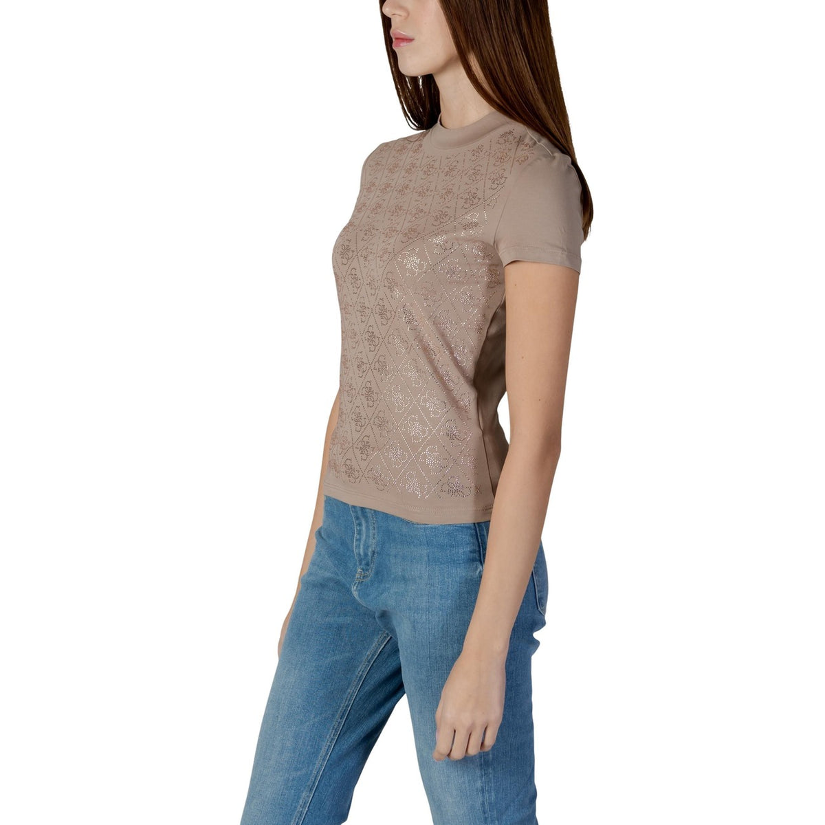 T-shirt Guess con logo 4G donna beige maniche corte scollo tondo 95% cotone 5% elastan - vista laterale indossata da modello