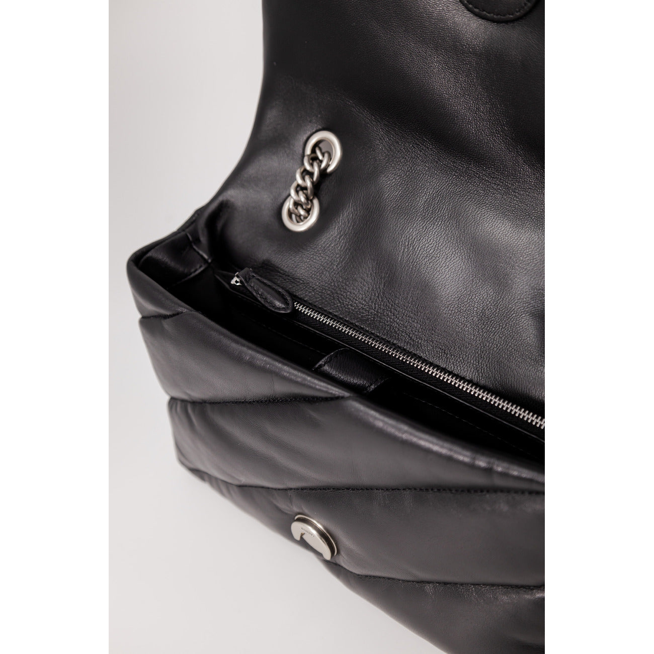 Borsa Pinko Love Bag Puff; 100% Pelle (nappa). Maxi trapuntatura, fibbia Love Birds Diamond Cut, tracolla catena e pelle. Interno con scomparti. Design iconico nero, stile intramontabile.