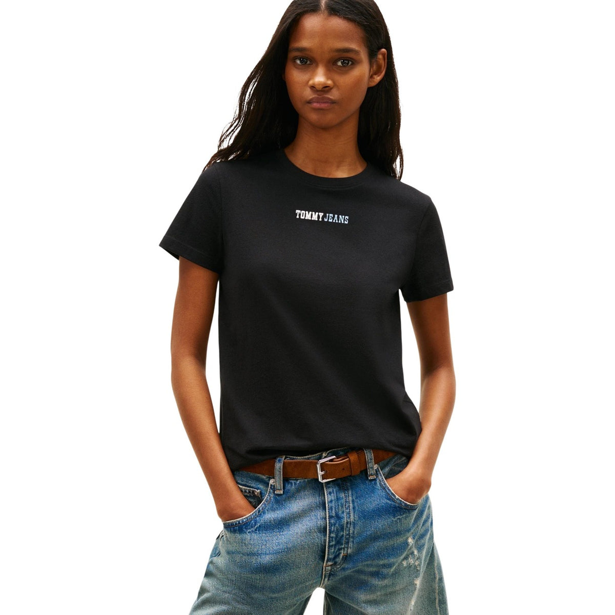 Tommy Jeans T-shirt DW0DW22277; 100% cotone riciclato, scollo rotondo, logo ricamato. Il basic sostenibile e iconico per ogni stagione. Colore nero. Vista frontale indossata da modello