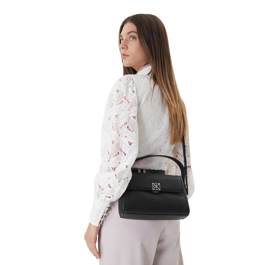 Borsa a spalla Calvin Klein in ecopelle martellata; chiusura magnetica, tasca interna, tracolla regolabile. Design compatto ed elegante. Colore nero vista frontale indossata da modella