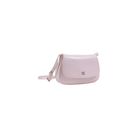 Borsa Calvin Klein Flap Camera; 51% Poliestere riciclato. Logo cK dorato, chiusura a patta, tracolla regolabile. Design compatto e sostenibile, perfetto per ogni occasione. Colore rosa
