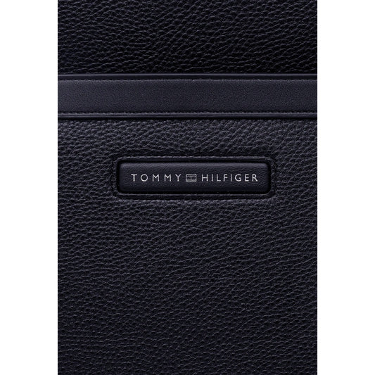 Zaino uomo Tommy Hilfiger; 85% Poliuretano, 15% Poliestere Riciclato Blu scuro. Spallacci imbottiti, tasca esterna, logo frontale. Zaino elegante e funzionale per lavoro e tempo libero. Vista frontale Dettaglio logo