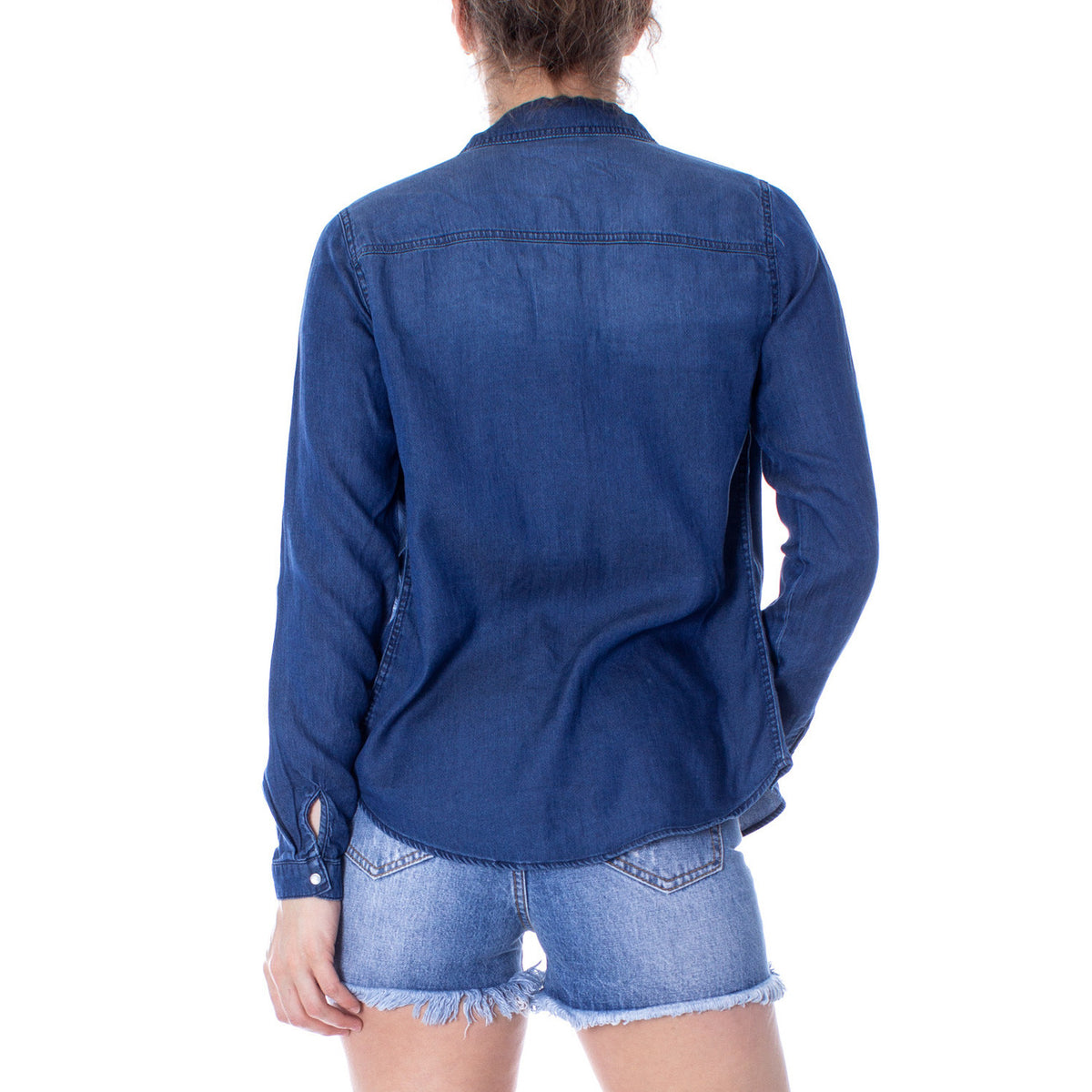 Camicia Vila Clothes di jeans donna blu con bottoni automatici maniche lunghe scollo tondo colletto classico tasche anteriori 30% cotone 70% lyocell - vista posteriore retro indossata da modello
