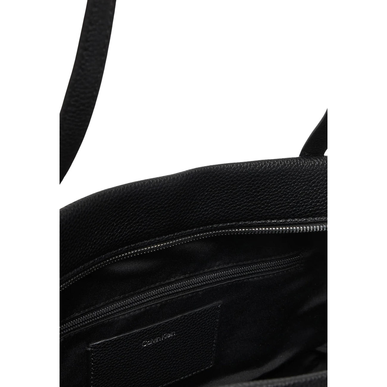 Borsa Tote Calvin Klein Emblem; 100% Poliuretano martellato. Chiusura con zip, doppi manici lunghi, dettagli dorati. Misure 48x25x15 cm. Borsa capiente 4 stagioni, stile casual-business.