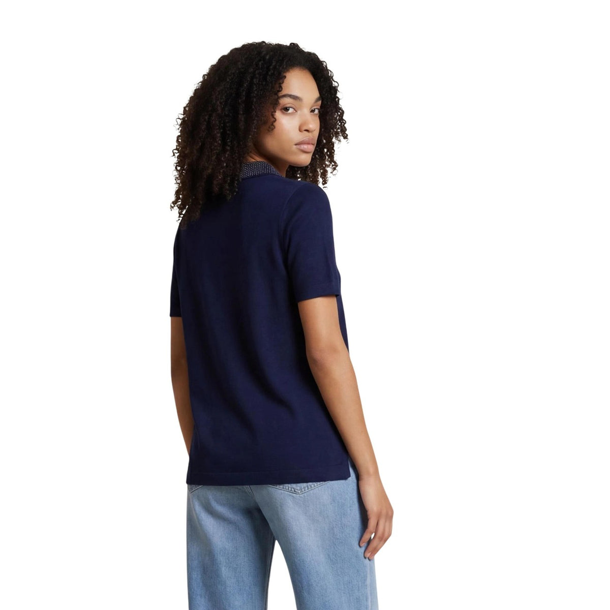Polo blu navy in lana leggera Guess Stormi con scollo a V e decorazioni in strass, maniche corte e taglio regolare confortevole. Vista posteriore