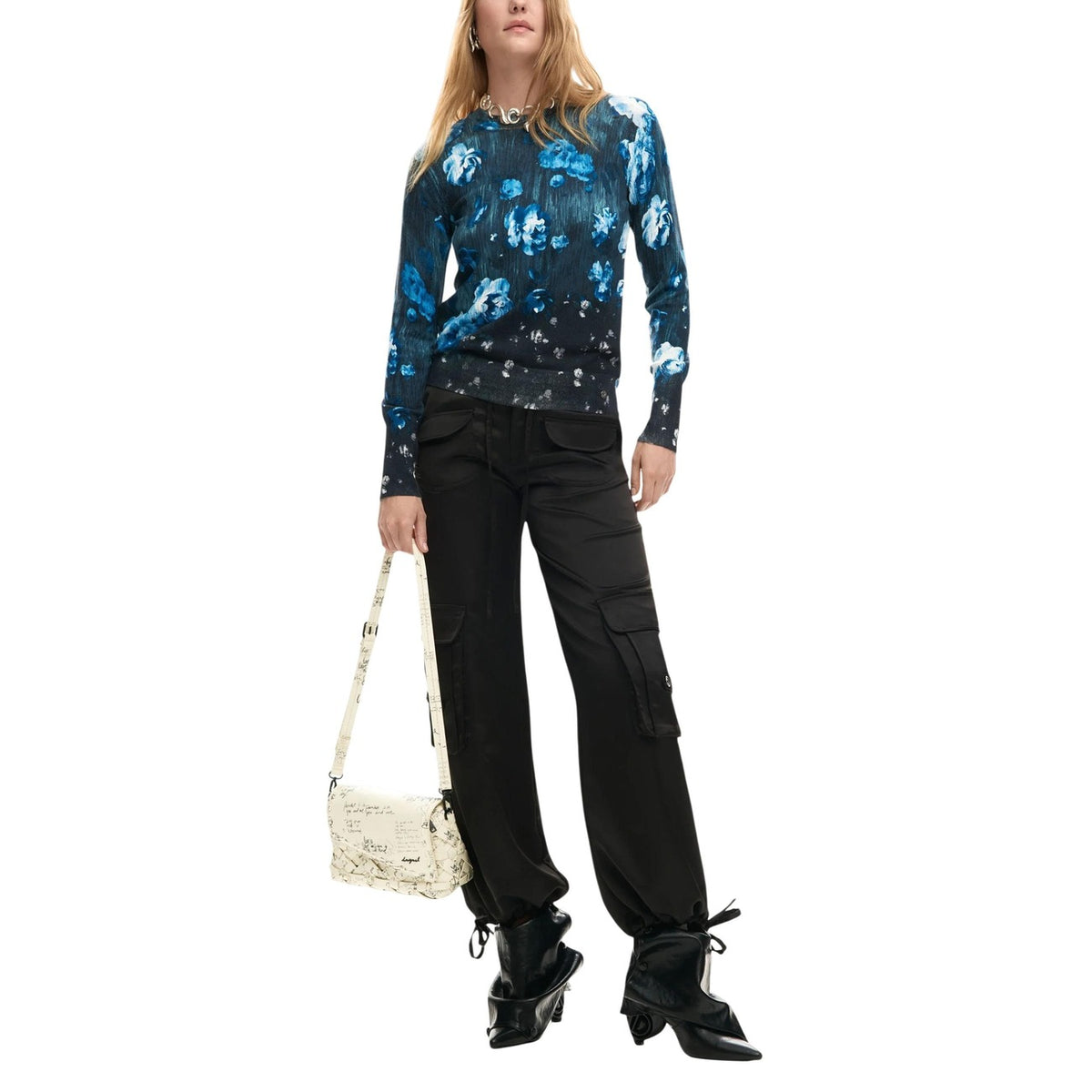 Maglia Desigual donna nera con stampa floreale blu maniche lunghe scollo tondo 19% poliammide 81% viscosa - vista frontale indossata da modello