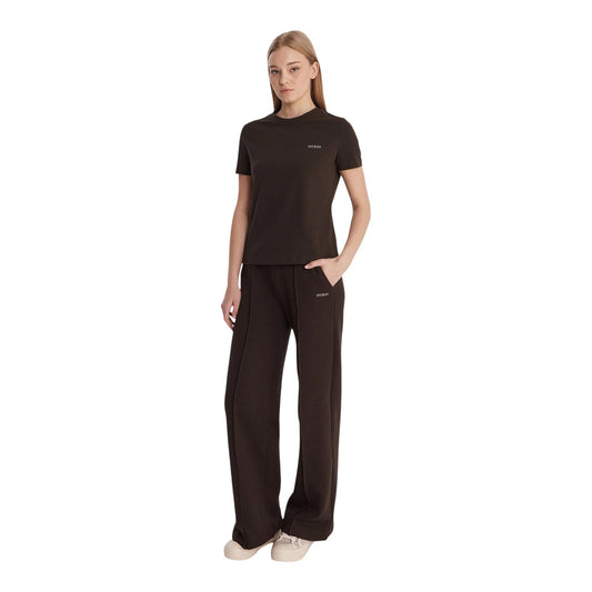 T-shirt Guess Active donna marrone scuro modello V6RI07 J1314. Maglietta a maniche corte da donna in cotone stretch con scollo tondo e mini logo Guess sul davanti, t-shirt sportiva leggera e casual per il tempo libero e il fitness della collezione primavera estate.
