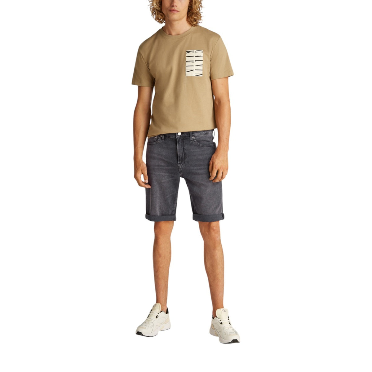 Bermuda Calvin Klein Jeans J30J327515, colore grigio, misto cotone organico ed elastane; chiusura con zip e bottone, vestibilità regular per la stagione primavera/estate. Vista frontale figura intera