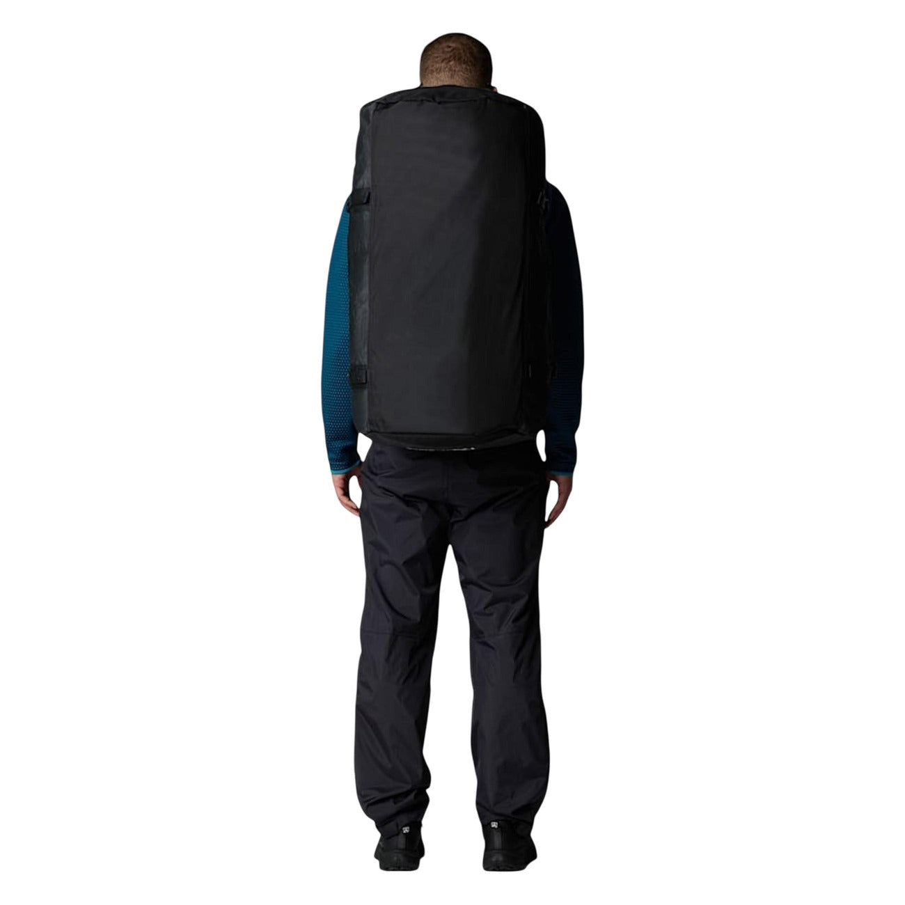 Borsone The North Face Base Camp L; Nero, 100% Riciclato. Capacità 95L, idrorepellente, trasformabile in zaino. Cinghie di compressione e tasche extra. Ideale per viaggi lunghi e attrezzatura sportiva. Indossato da modello
