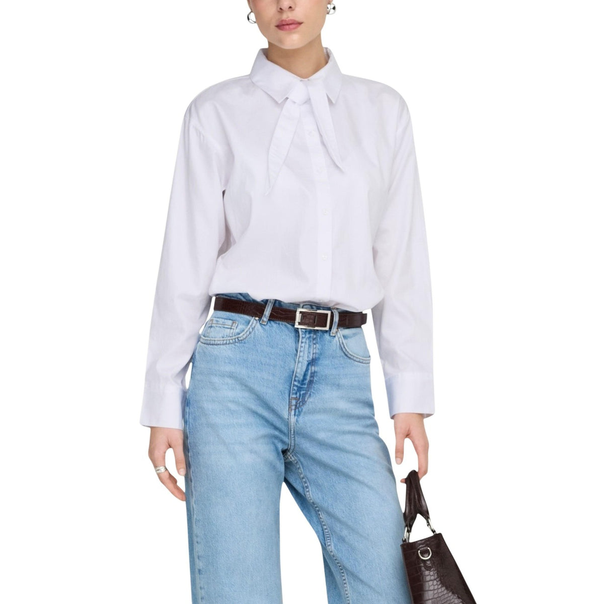 Camicia Jacqueline De Yong donna bianca con bottoni maniche lunghe scollo tondo colletto classico 100% cotone - vista frontale indossata da modello figura intera