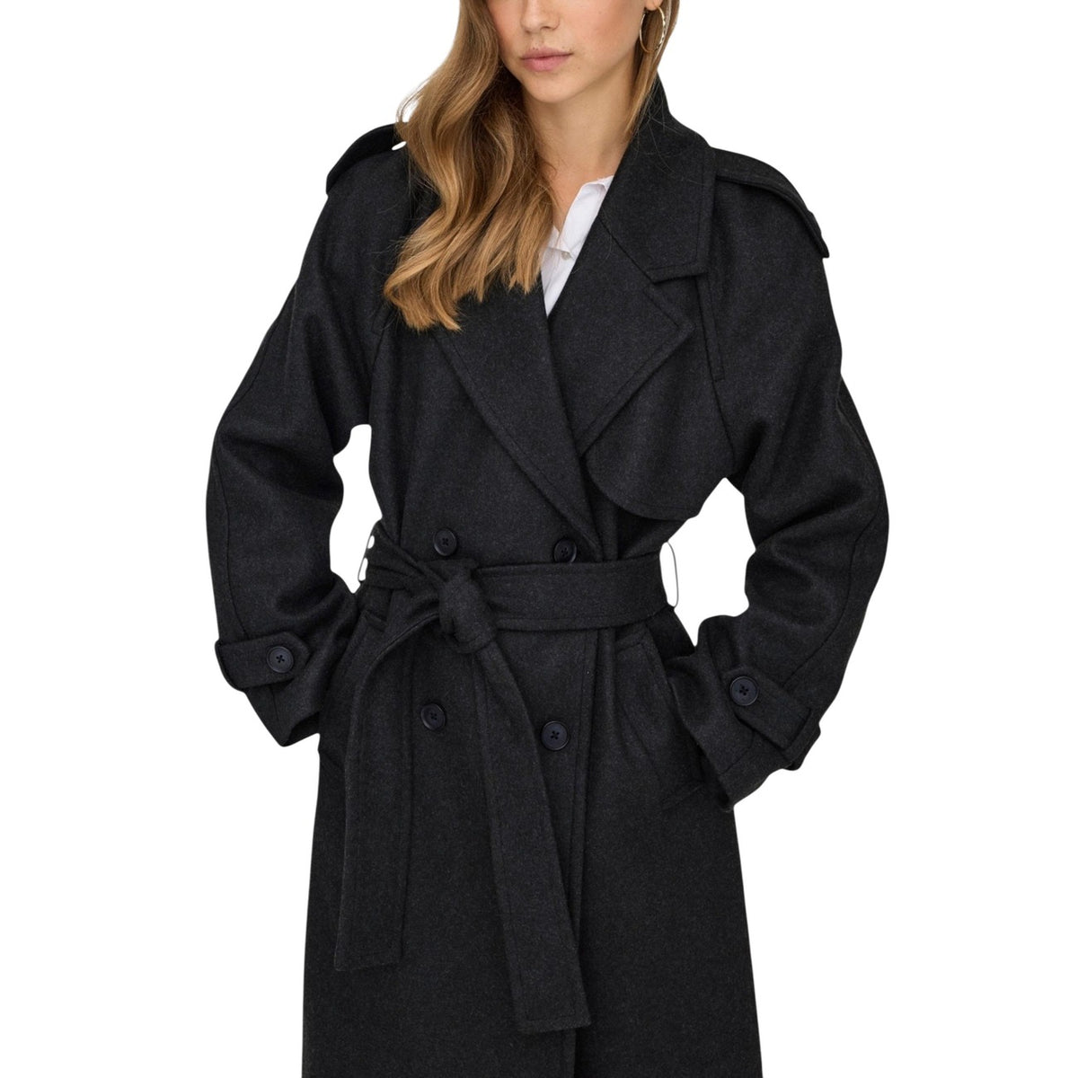 Cappotto nero lungo donna Only 15344734 con cintura. Capospalla autunno/inverno elegante con collo a revers, abbottonatura frontale e cintura stringivita.