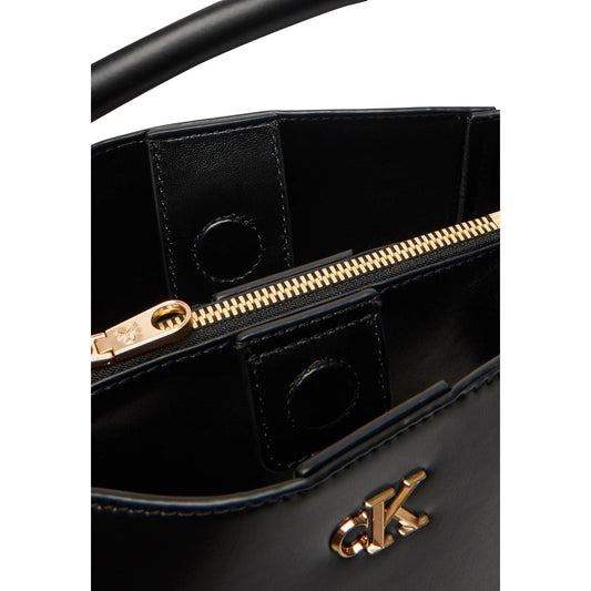 Calvin Klein CK Bucket nera con tracolla; borsa media strutturata in poliuretano e poliestere riciclato, dettagli in metallo iconici e design minimalista contemporaneo. Vista apertura