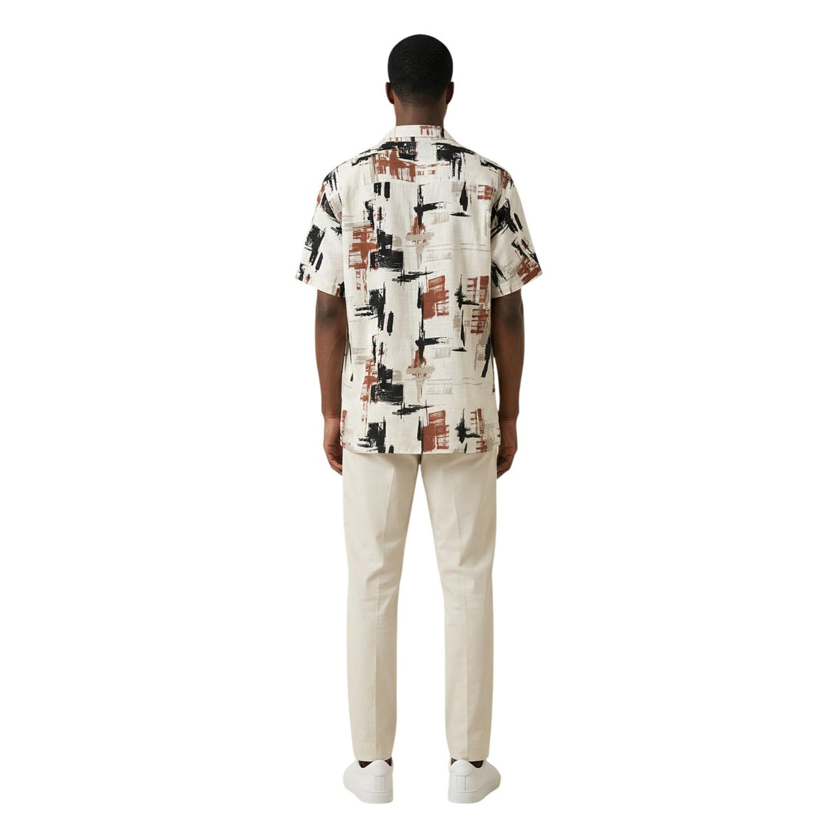 Camicia Morato Honolulu; 80% viscosa, 20% lino. Relaxed Straight Fit, stampa astratta, colletto cubano. Placchetta metallica logata, maniche corte, alta traspirabilità. Look estivo sofisticato e fluido. Vista posteriore figura intera