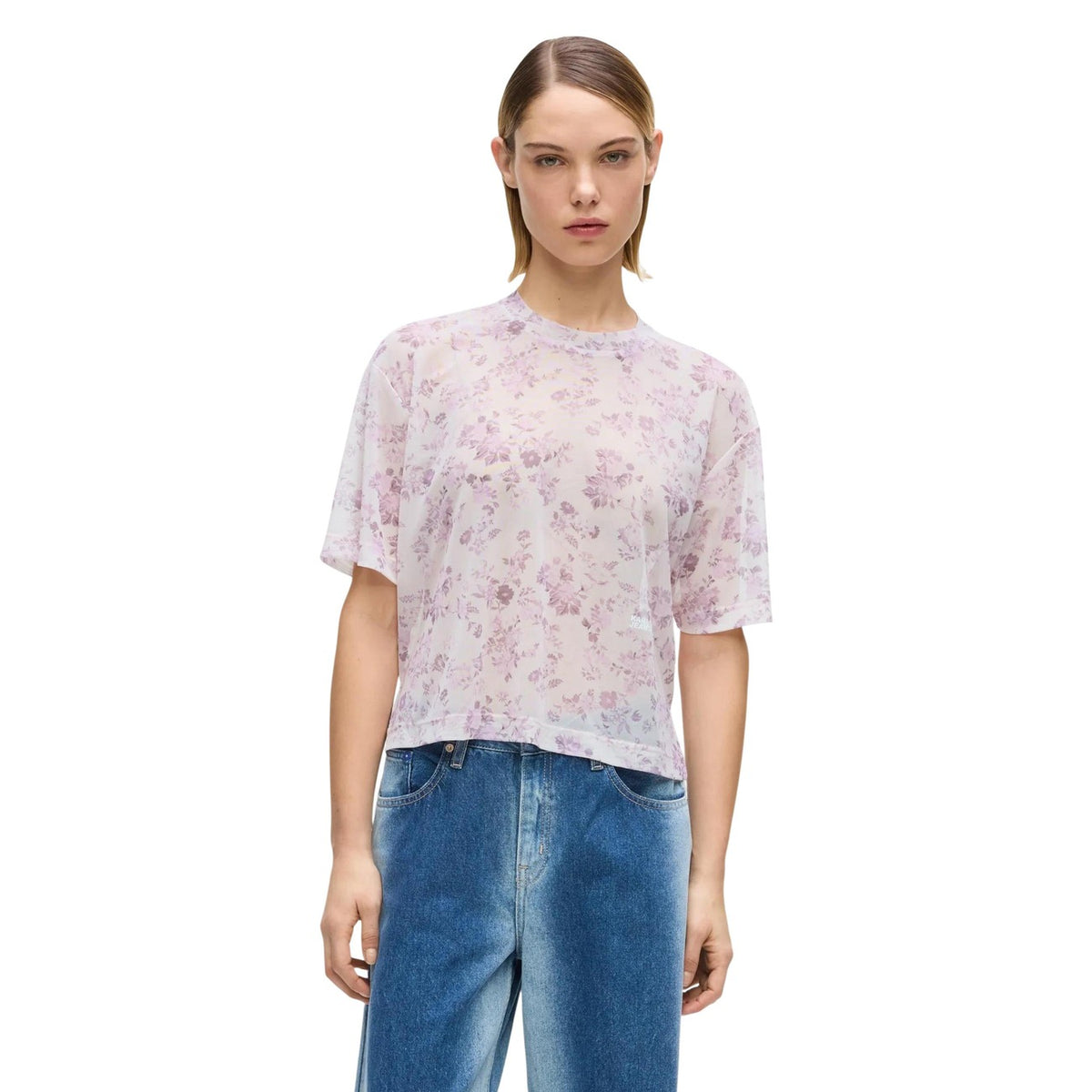 T-shirt Mesh Karl Lagerfeld Jeans; Rosa Floreale. Tessuto a rete trasparente, 95% Poliestere, 5% Elastan. Taglio squadrato con spacchetti laterali. Lavabile a 30°C, stile iconico e moderno. Vista frontale