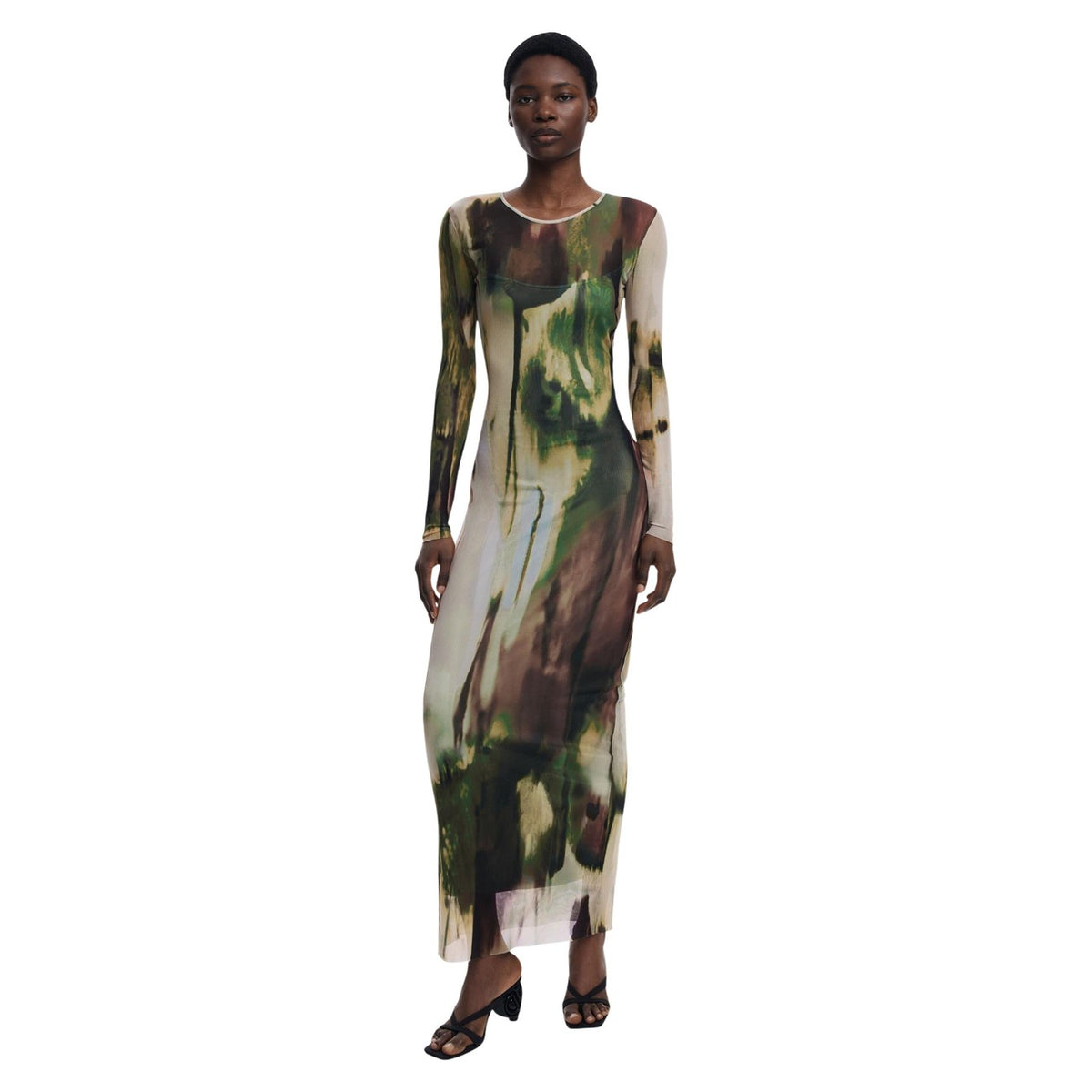 Abito lungo Desigual Arty; tulle con stampa verde, fodera bandeau, maniche lunghe, fit slim. Eleganza sostenibile Made in Barcelona.