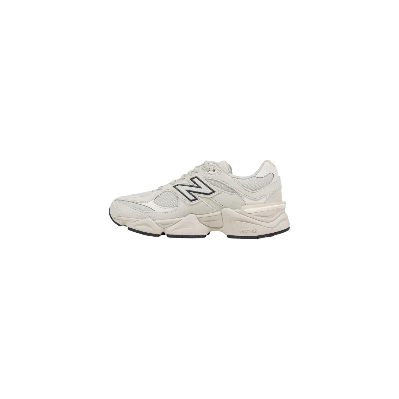 New Balance 9060 G90607GY; 100% suede grigio, suola strutturata, cuciture a vista. La sneaker chunky definitiva per comfort e stile quotidiano. Vista laterale