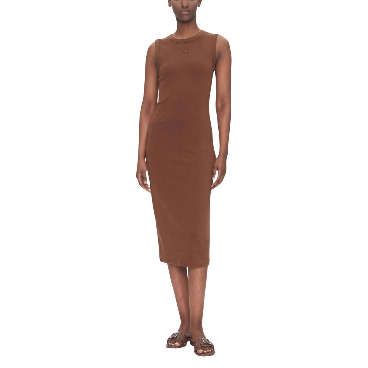 Abito marrone lungo Calvin Klein Jeans Contour, 93% cotone e 7% elastane; modello smanicato a costine con silhouette aderente e logo discreto ricamato. Vista frontale