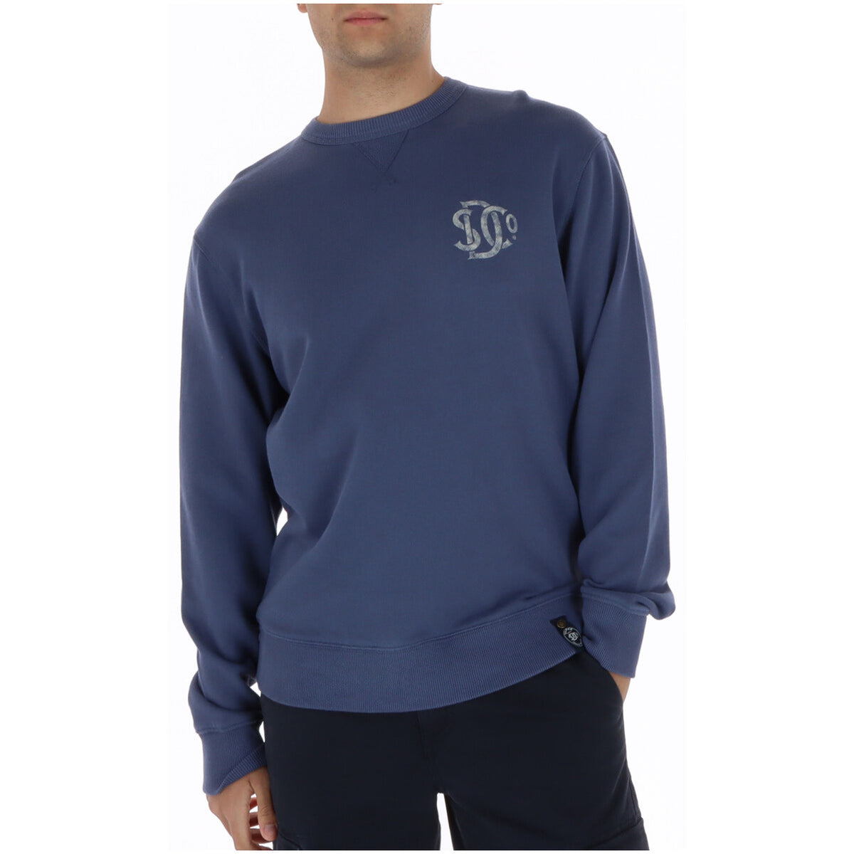 Felpa Superdry The Merchant Store; 100% Cotone Organico. Colore blu, fit ampio, stile workwear vintage. Maglia uomo girocollo, ecologica e resistente per la PE26. Vista frontale