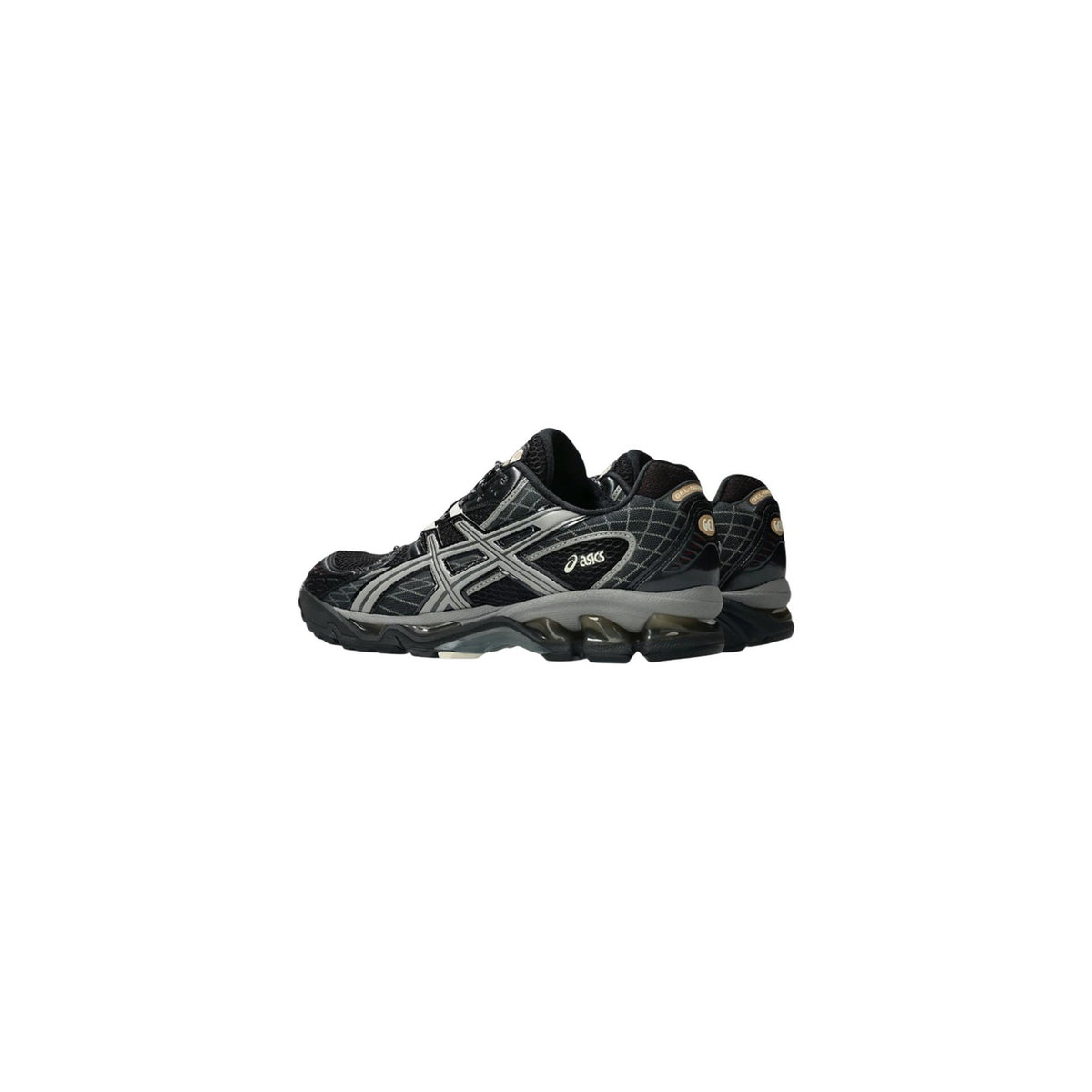 Sneaker Asics GEL-NIMBUS 10.1 stile running anni 2000 con tecnologia GEL e sistema TRUSSTIC. Scarpa sportiva ammortizzata da uomo e donna in mesh traspirante stile urban gorpcore e streetwear. Black/Clay Grey.