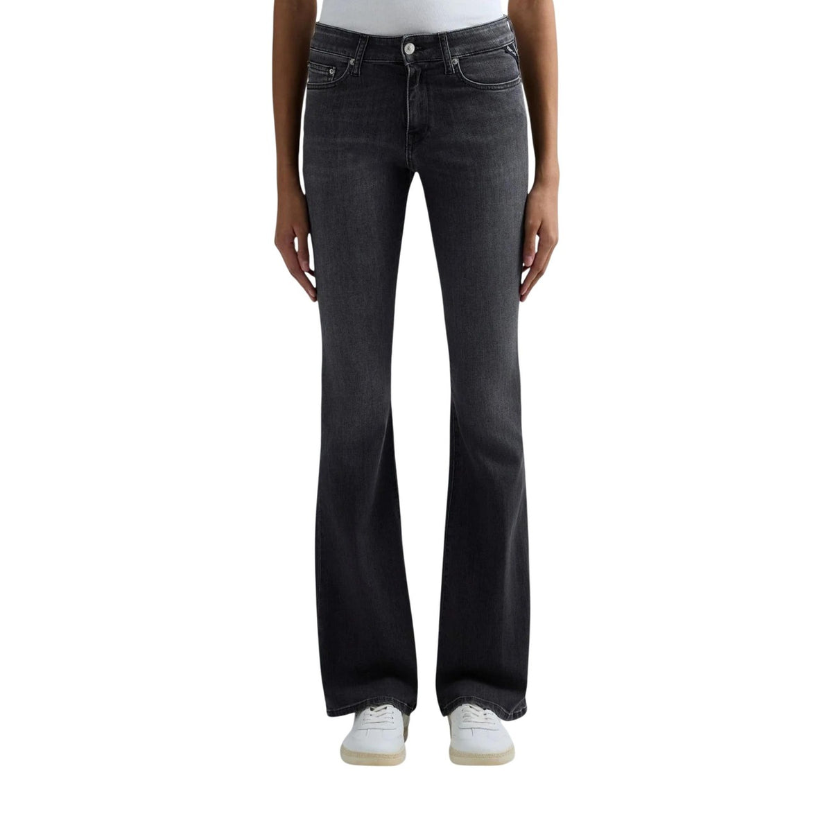Replay Bootcut Flare Jeans; denim nero 10 oz, power stretch, graffiature a mano. Cinque tasche con chiusura zip e bottone. Lo stile anni '70 reinterpretato con qualità premium. Vista frontale