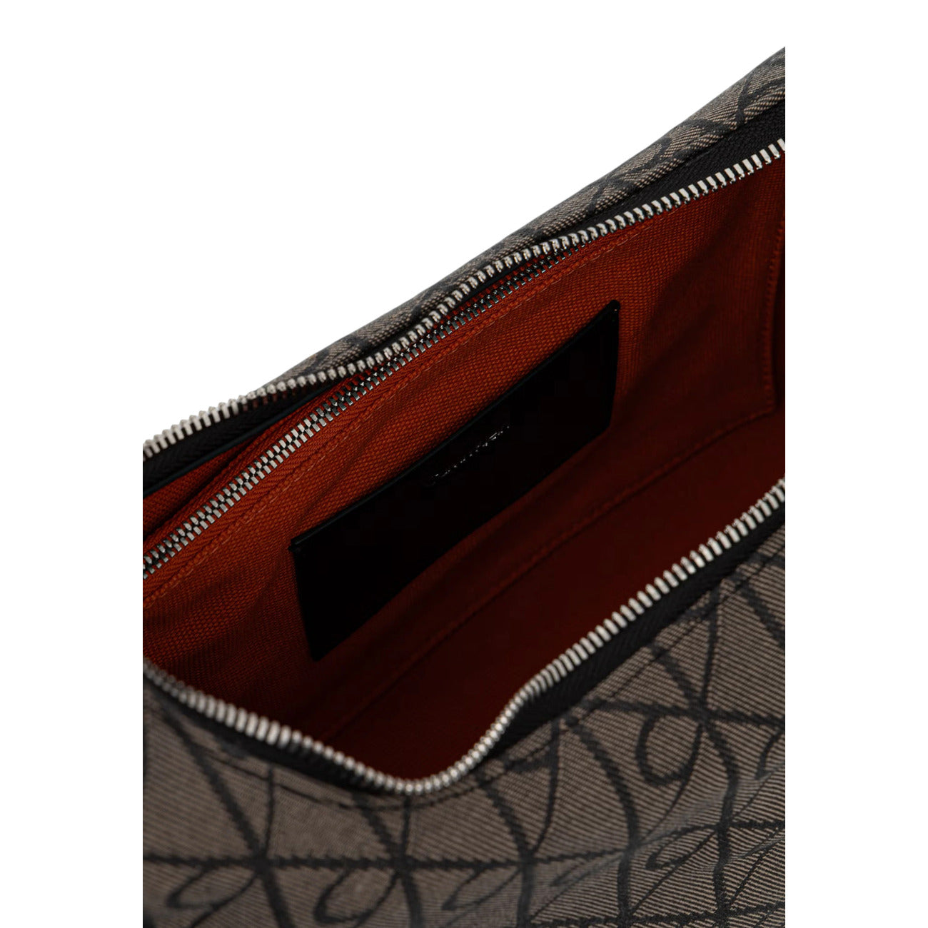 Borsa a Spalla Donna Calvin Klein Jacquard; Nero. 100% Poliestere riciclato ecosostenibile, trama logata all-over intrecciata, chiusura zippata e tracolla regolabile. Misure ampie e capienti (37x20 cm), stile contemporaneo 4 stagioni. Vista aperta
