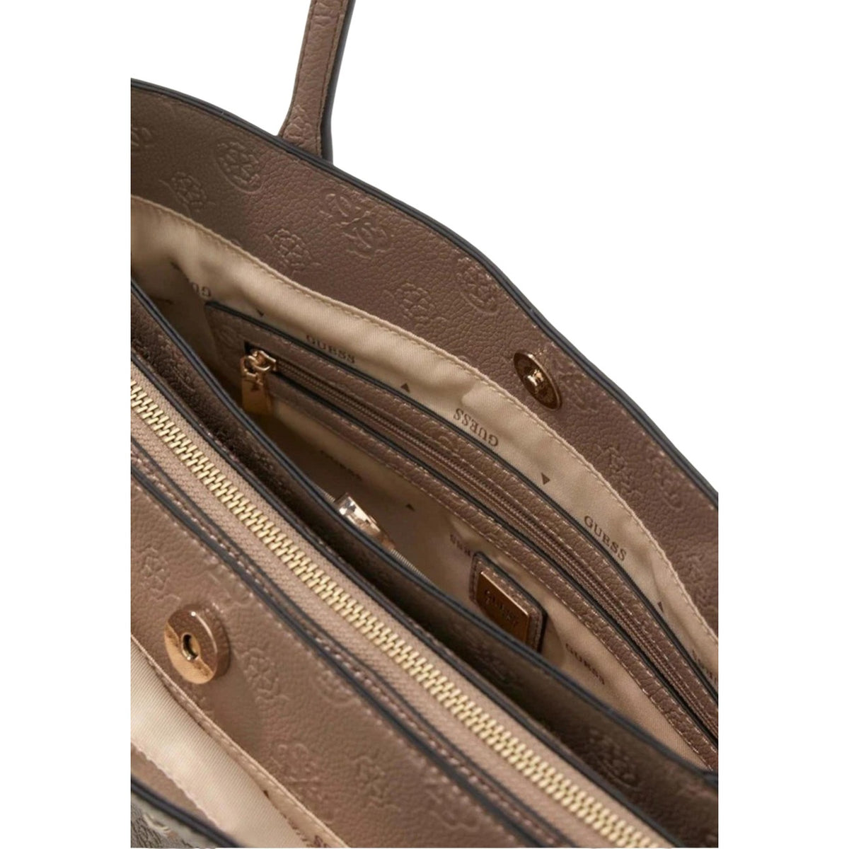 Guess Anise Multi Comp Tote HWPD99, borsa beige scuro grande a spalla con dettagli dorati e charm; interno multi-scomparto, chiusura sicura e logo metallico, massima praticità e stile. Vista frontale Apertura con cerniera e bottone