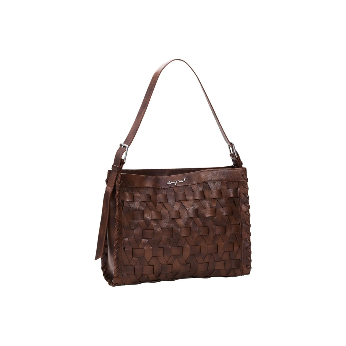 Borsa a spalla SS26 intrecciata; PU riciclato, chiusura zip, tasca interna. Tracolla regolabile, charm portacarte, design capiente e sostenibile. Stile artigianale contemporaneo. Colore marrone vista frontale