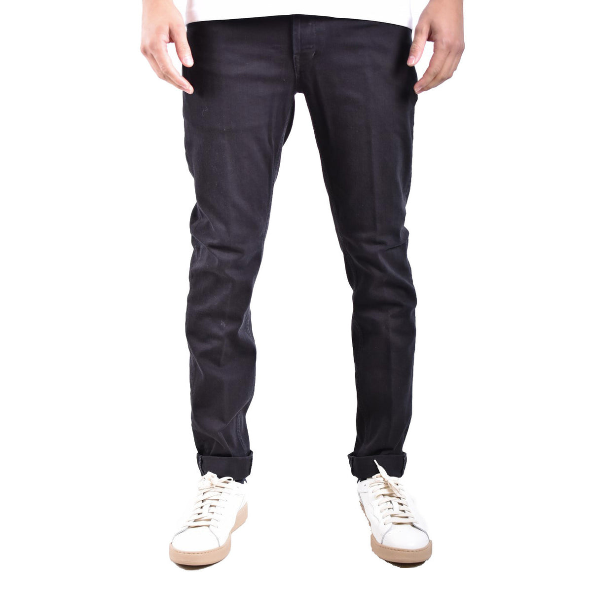 Dondup George Jeans Tapered Fit nero; 98% cotone e 2% elastan, vestibilità regolare affusolata alla caviglia, stile minimalista e comfort elevato. Vista frontale indossato da modello