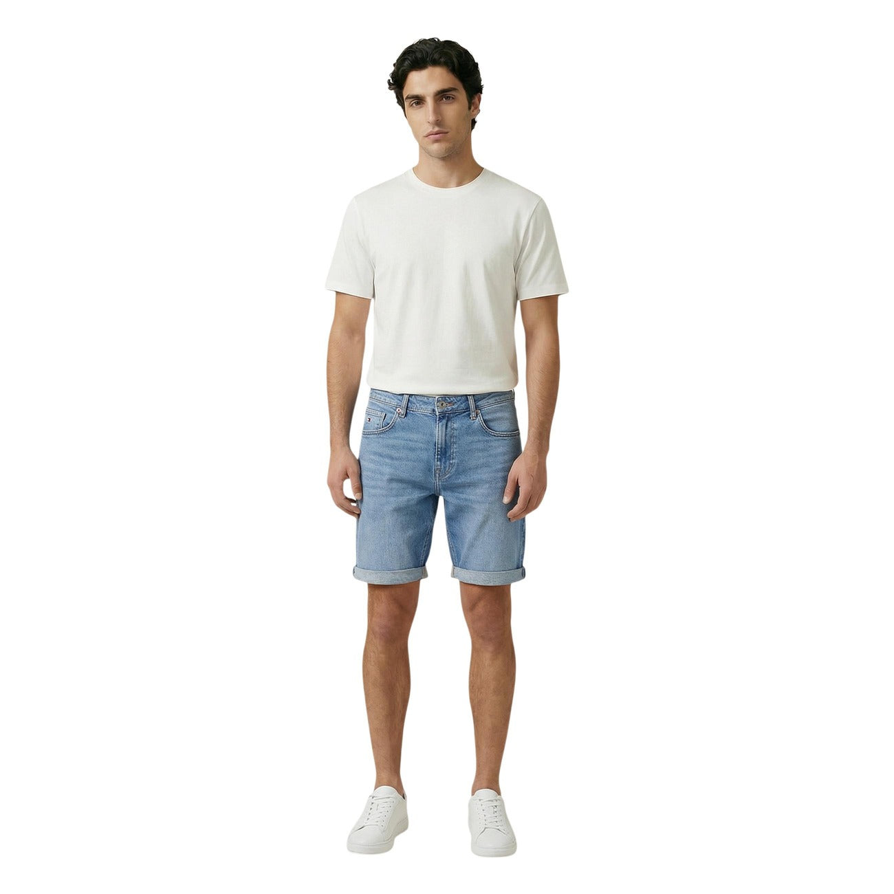 Shorts Ronnie Slim Fit; denim a ridotto impatto ambientale, cotone riciclato e rigenerativo. Finitura con baffature, tecnologia laser/ozono, risparmio idrico ed energetico. Fit moderno e sostenibile. Vista frontale